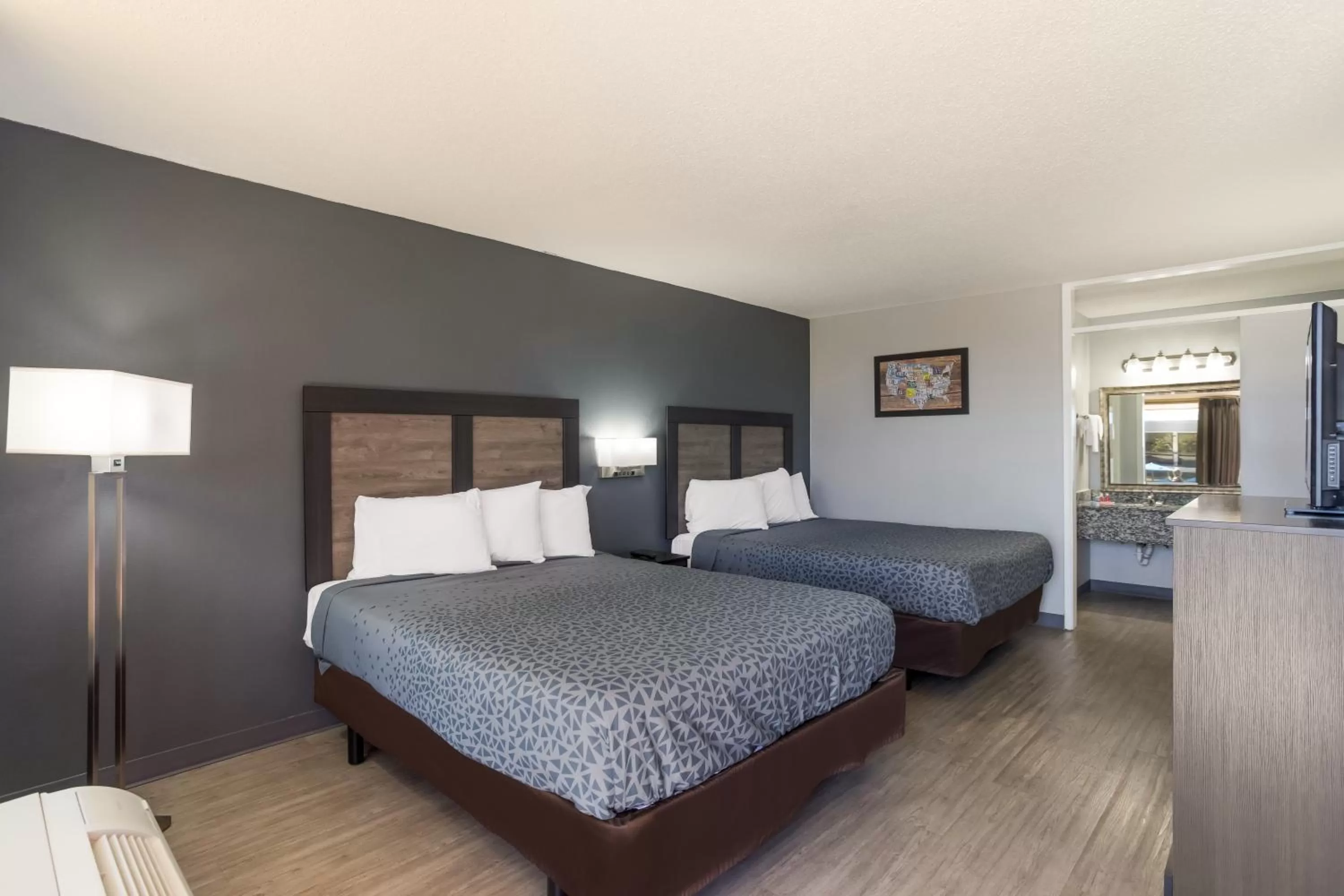 Bed in Econo Lodge Cave City