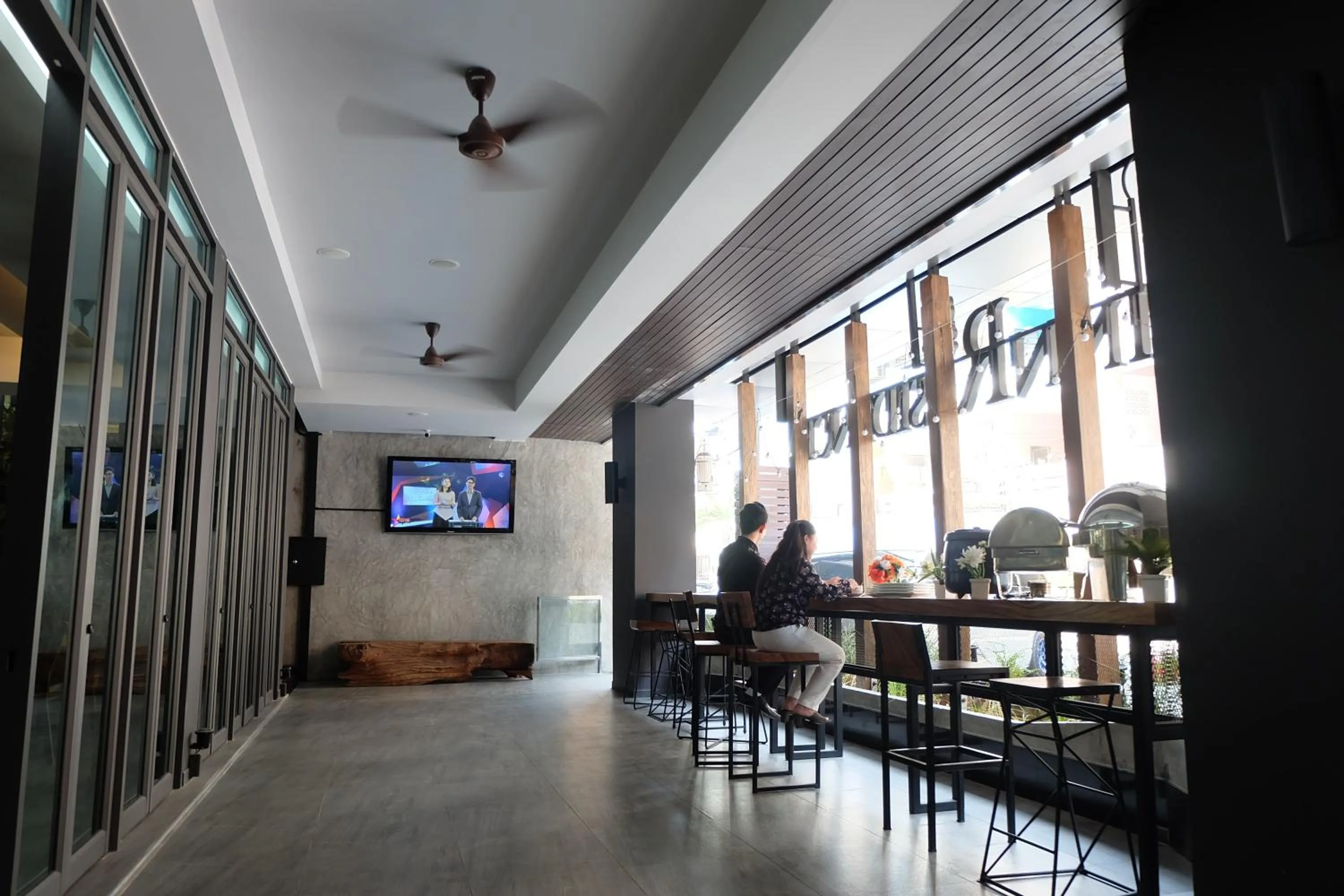 Communal lounge/ TV room in Inn Residence Serviced Suites - SHA Extra Plus