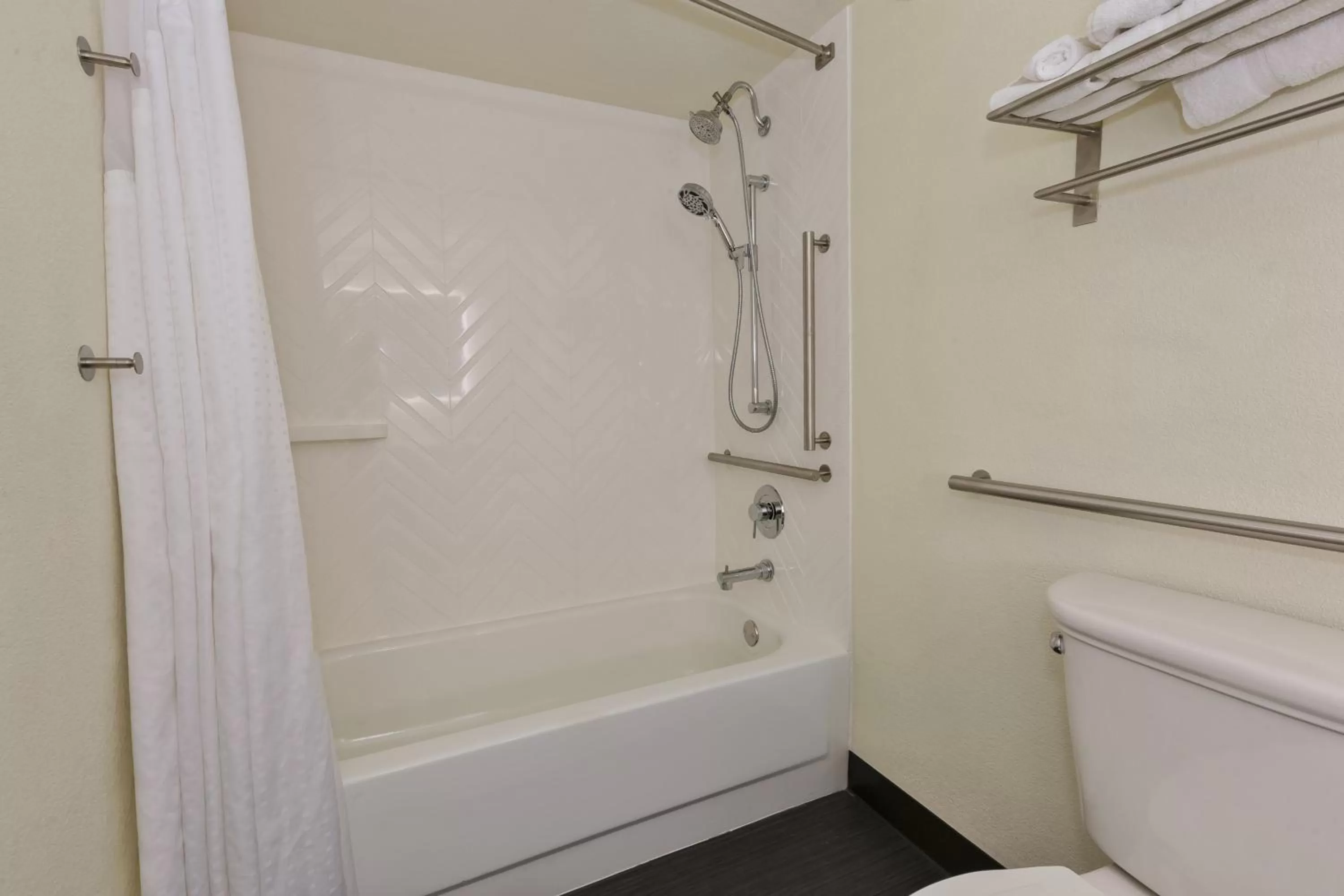 Queen Room - Hearing/Mobility Accessible Tub in Holiday Inn Morgantown - Reading Area by IHG