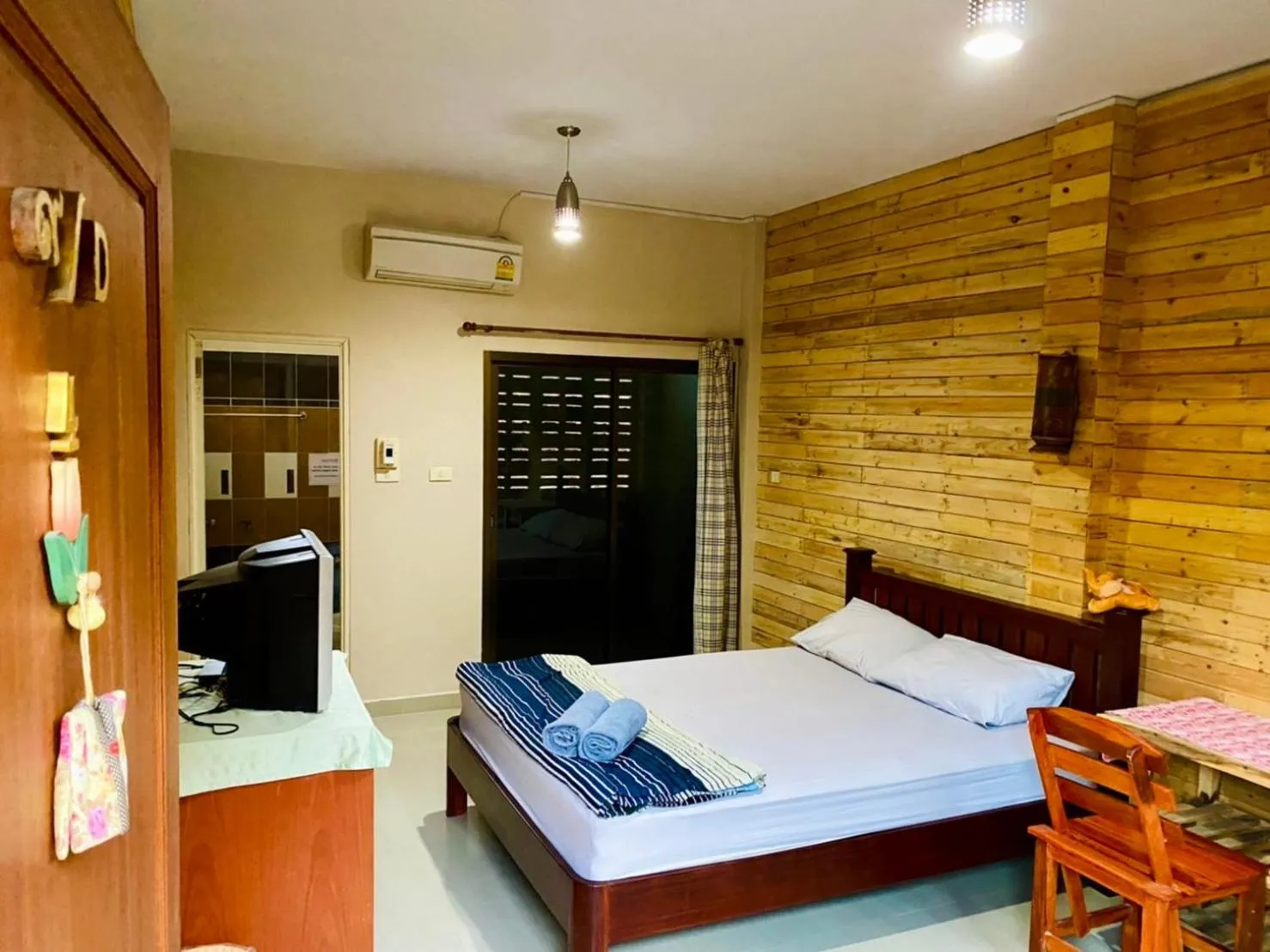 Photo of the whole room, Bed in Thai Guesthouse