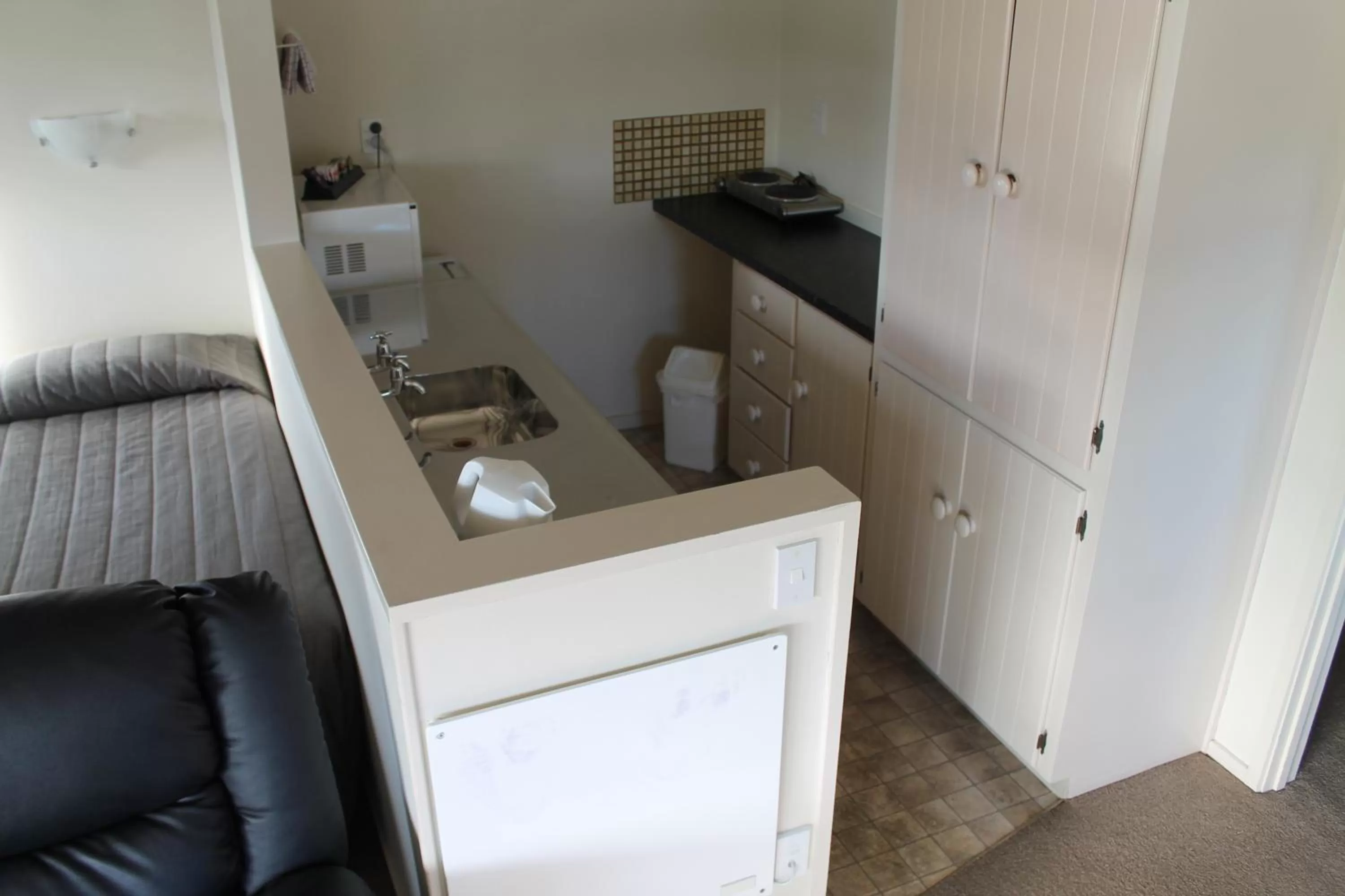 Kitchen or kitchenette in Riverview Motel