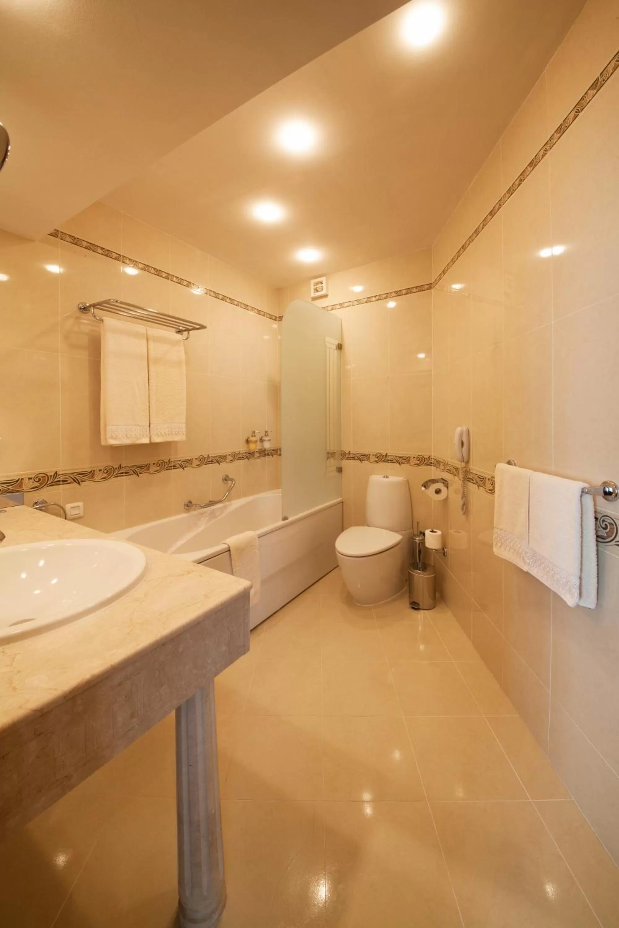 Bathroom in Grand Hotel London