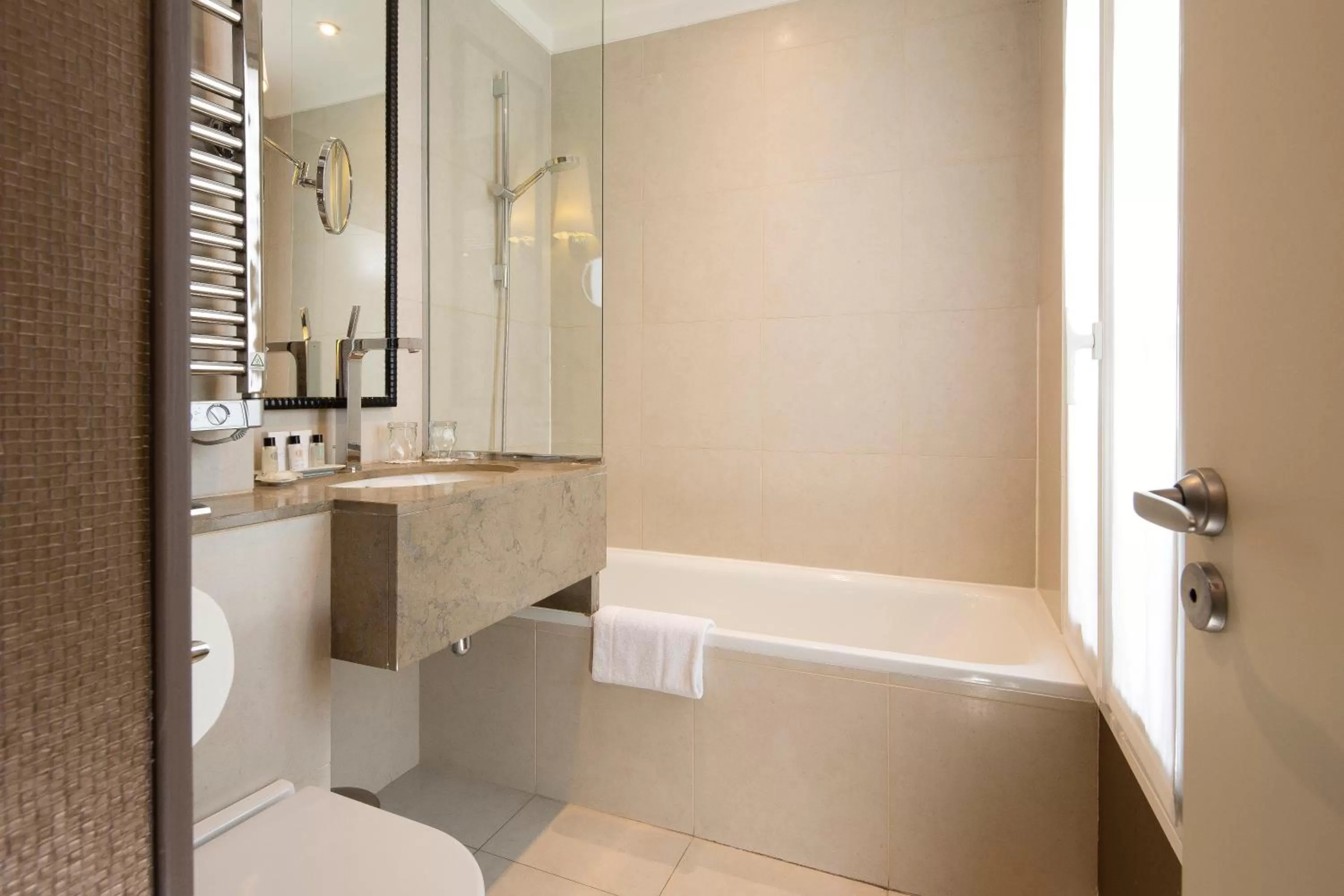 Two Adjacent Classic Double Rooms in Hôtel l'Inattendu