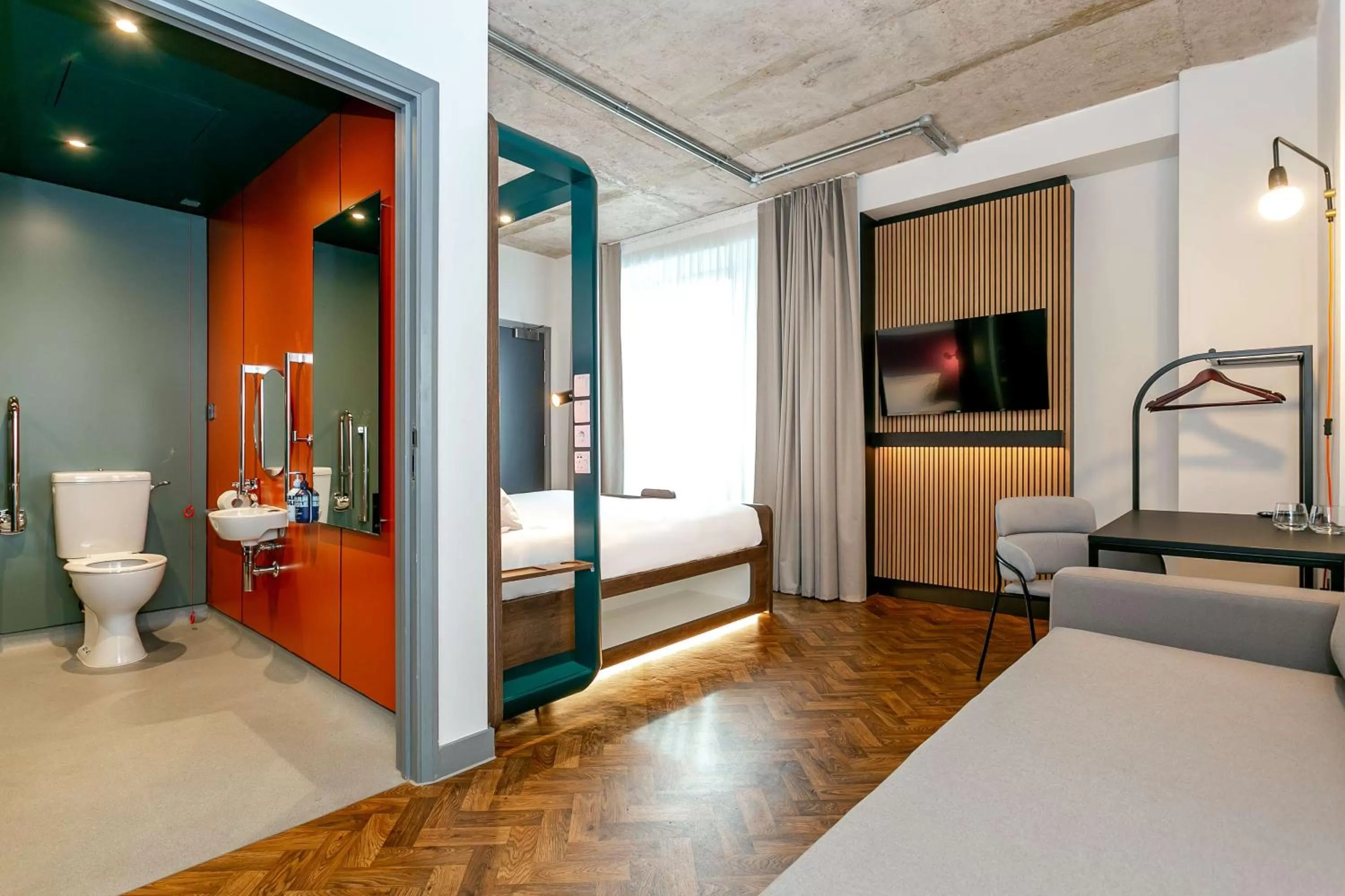 Bathroom, Bed in YOTEL Manchester Deansgate