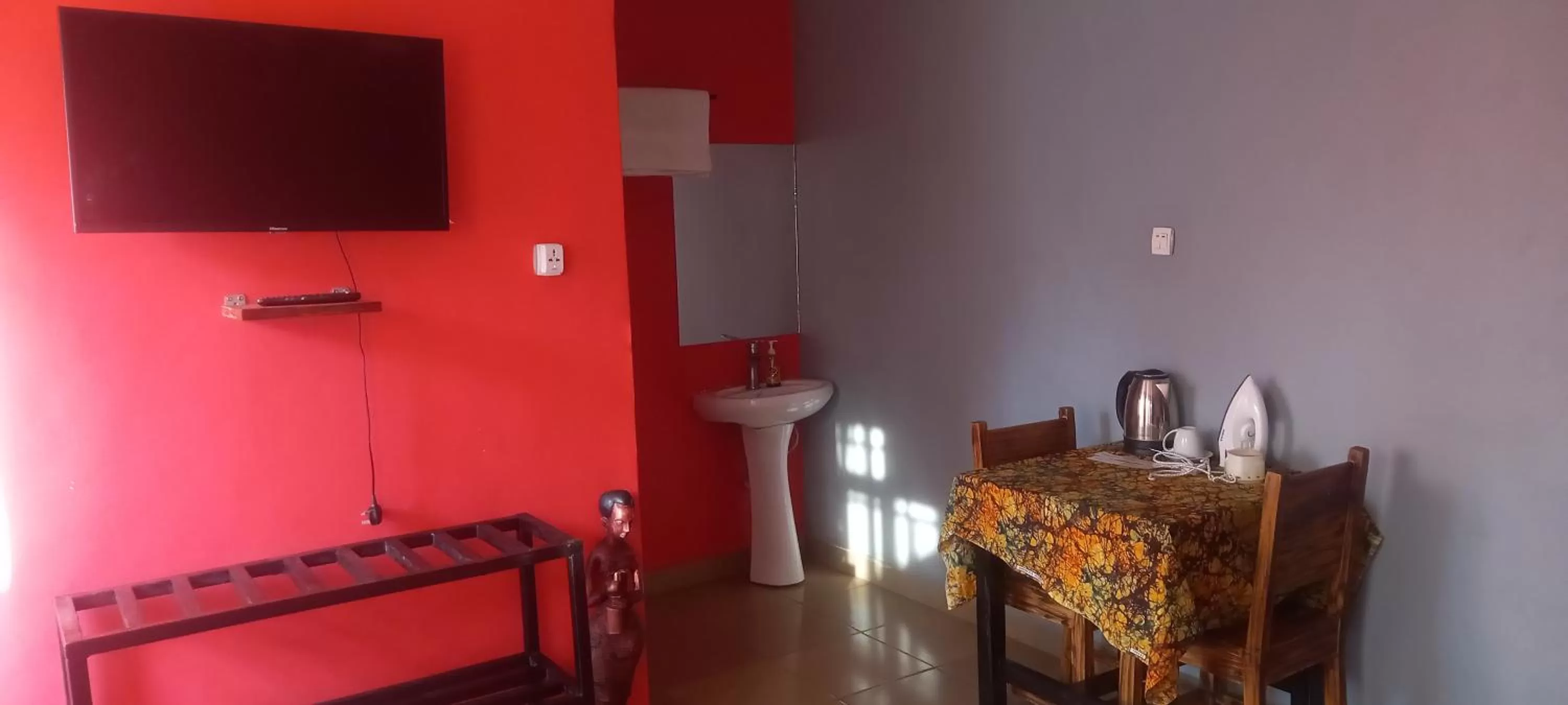 TV/Entertainment Center in Tommy's Budget Rooms