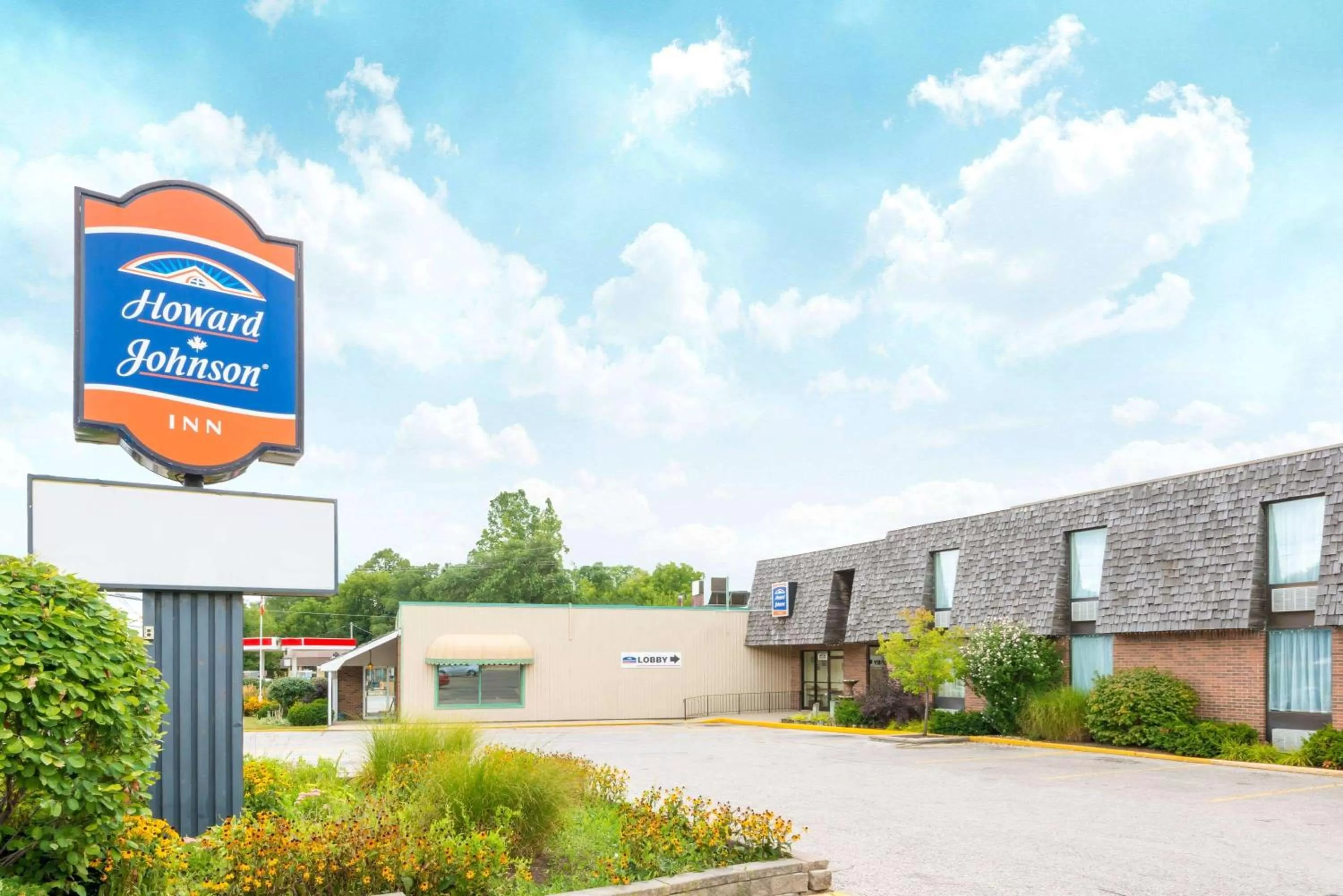 Property building in Howard Johnson by Wyndham Tillsonburg