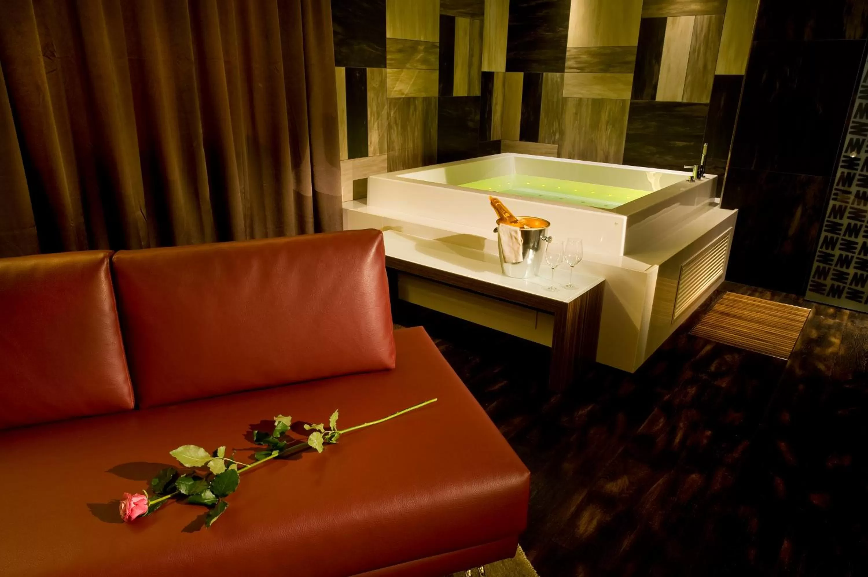 Hot Tub, Bed in Viola Mhotel