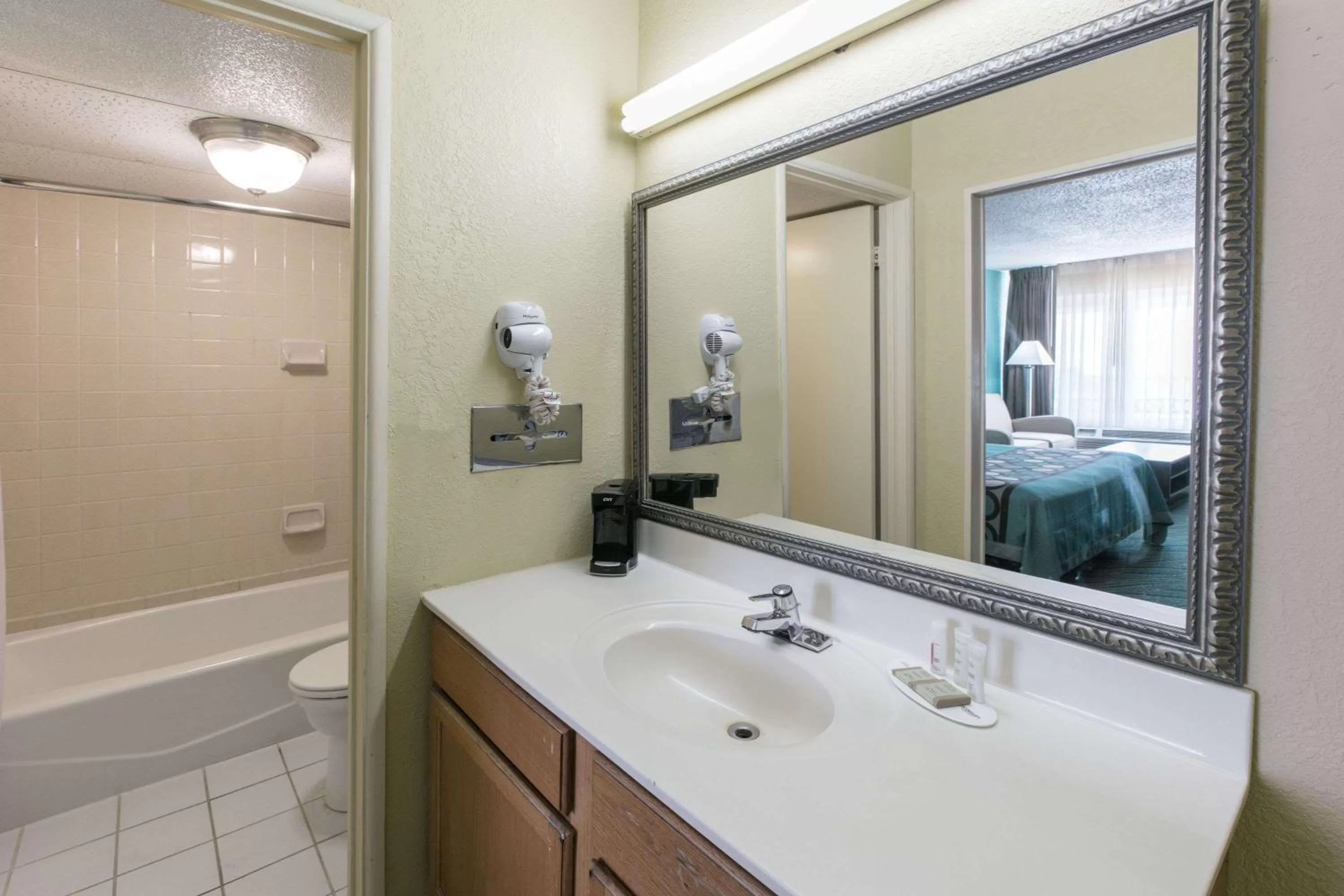 Bathroom, Bed in Super 8 by Wyndham Duncan