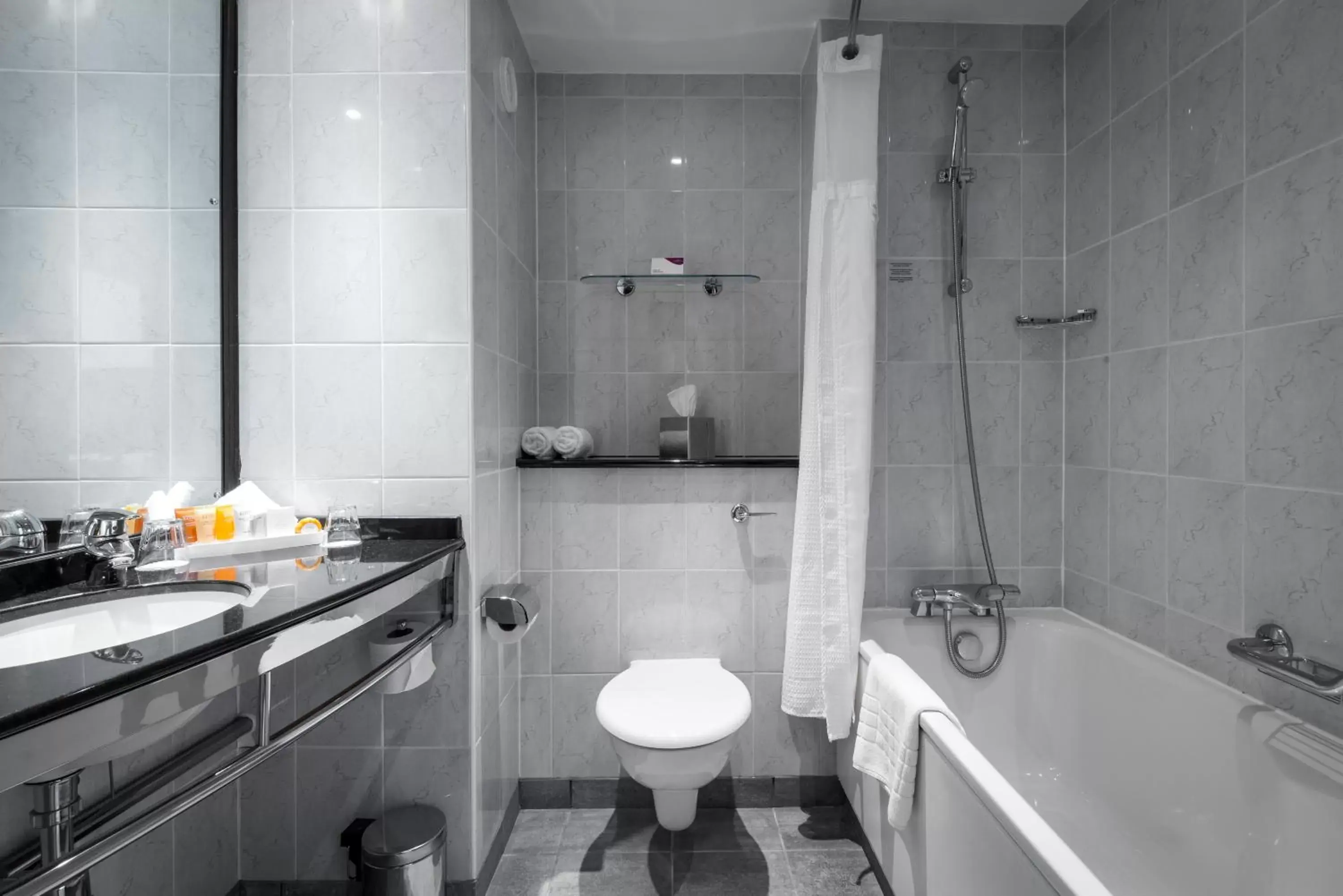 Standard Queen Room with Balcony in Crowne Plaza Birmingham NEC by IHG Standard Queen Room with Balcony in Crowne Plaza Birmingham NEC by IHG