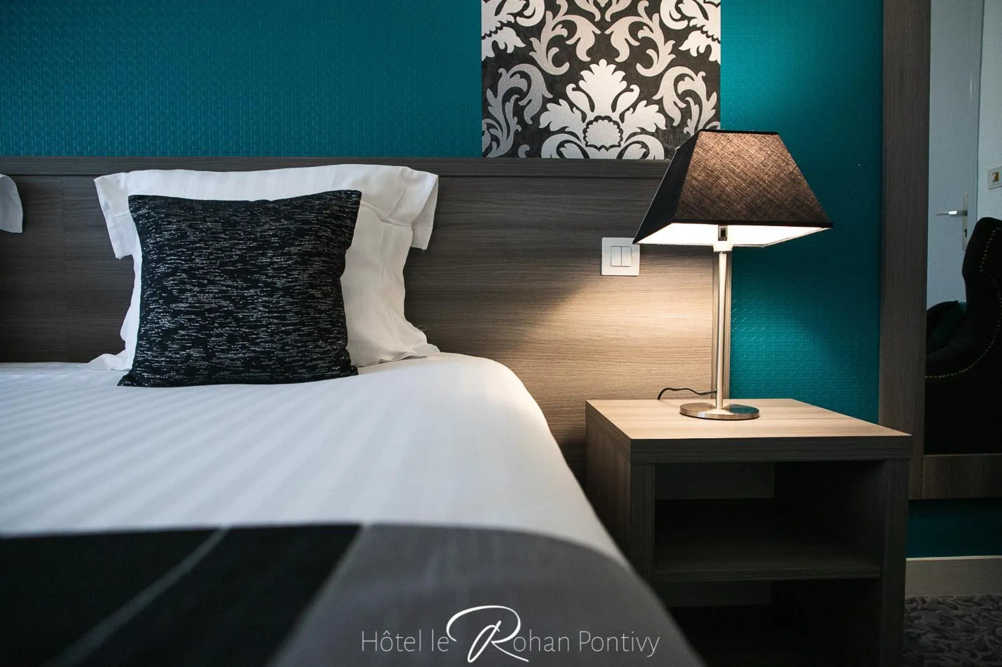 Bed in Hôtel Le Rohan Charme et Caractère