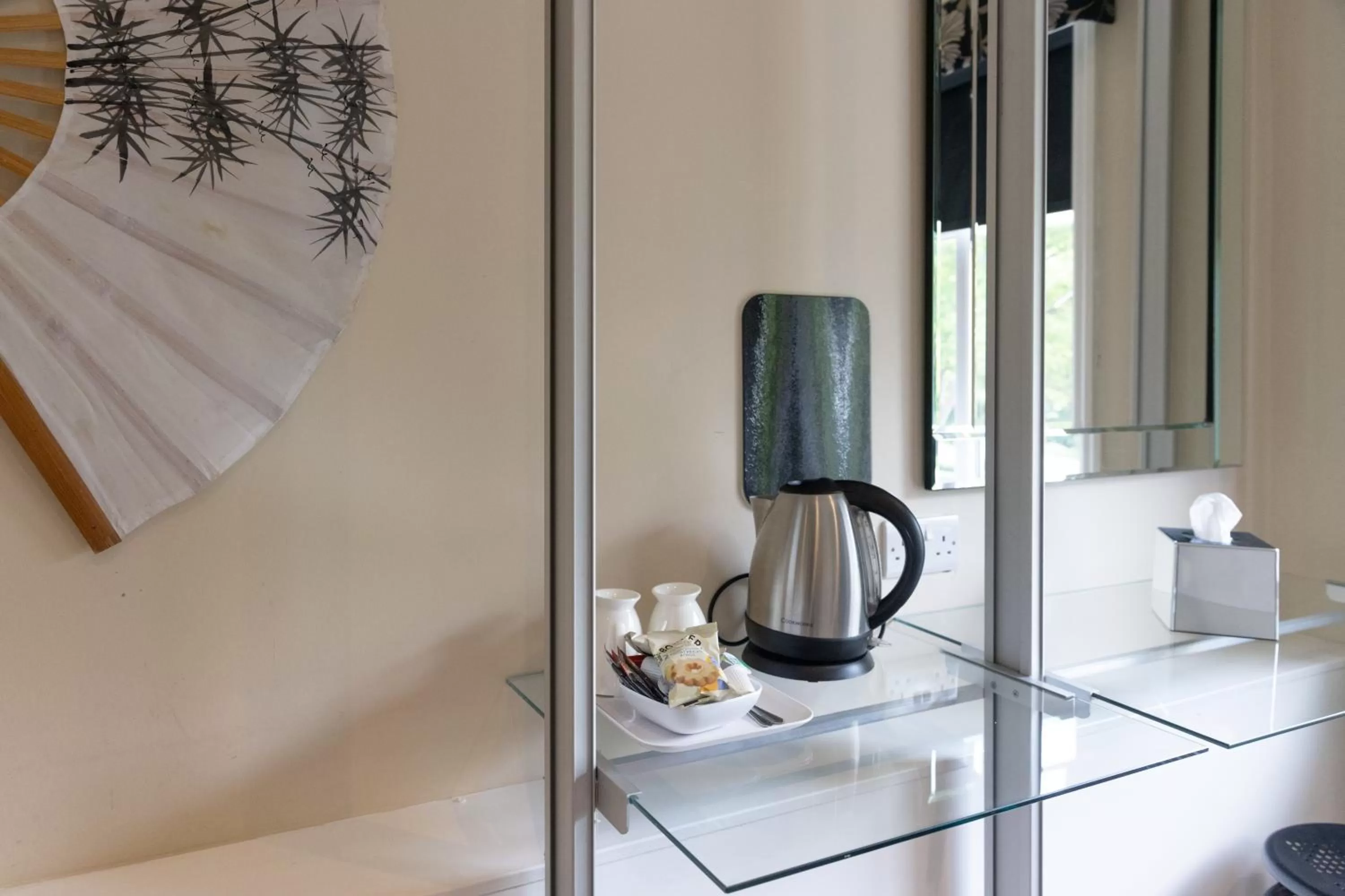 Coffee/tea facilities in Park Manor Hotel