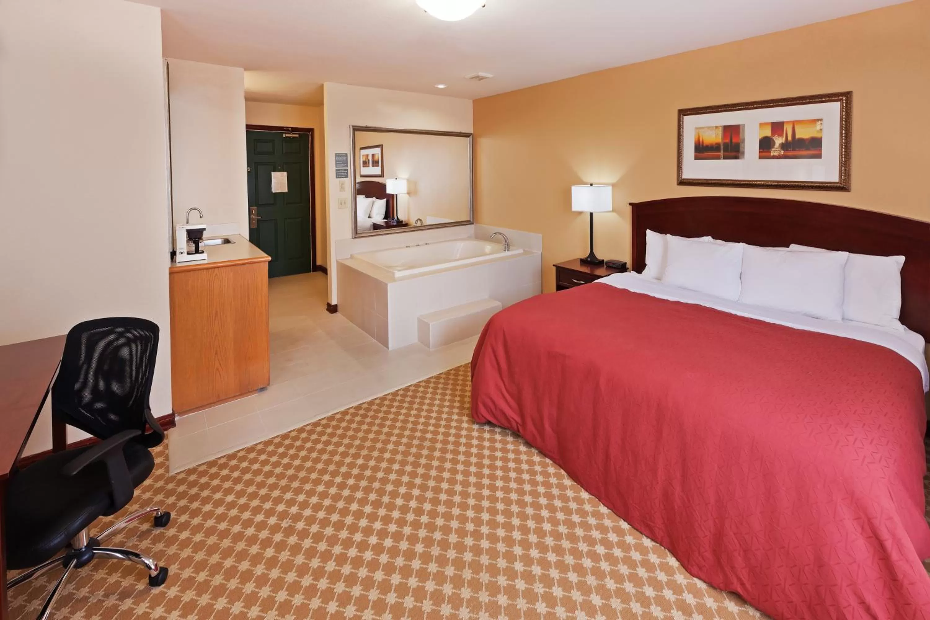 Photo of the whole room, Bed in Country Inn & Suites by Radisson, Tulsa, OK