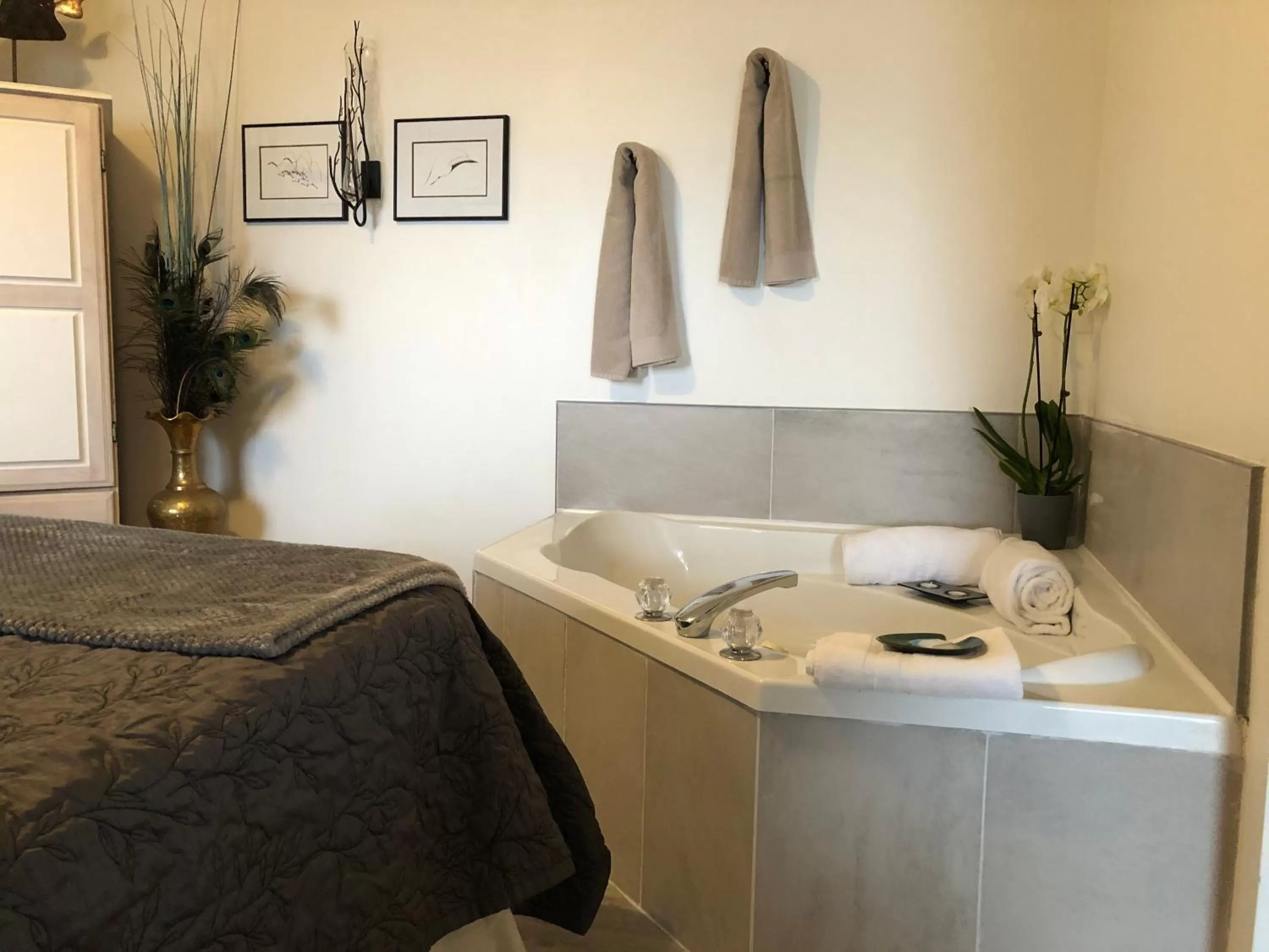 Bath, Bathroom in Qualicum Breeze Beach Resort