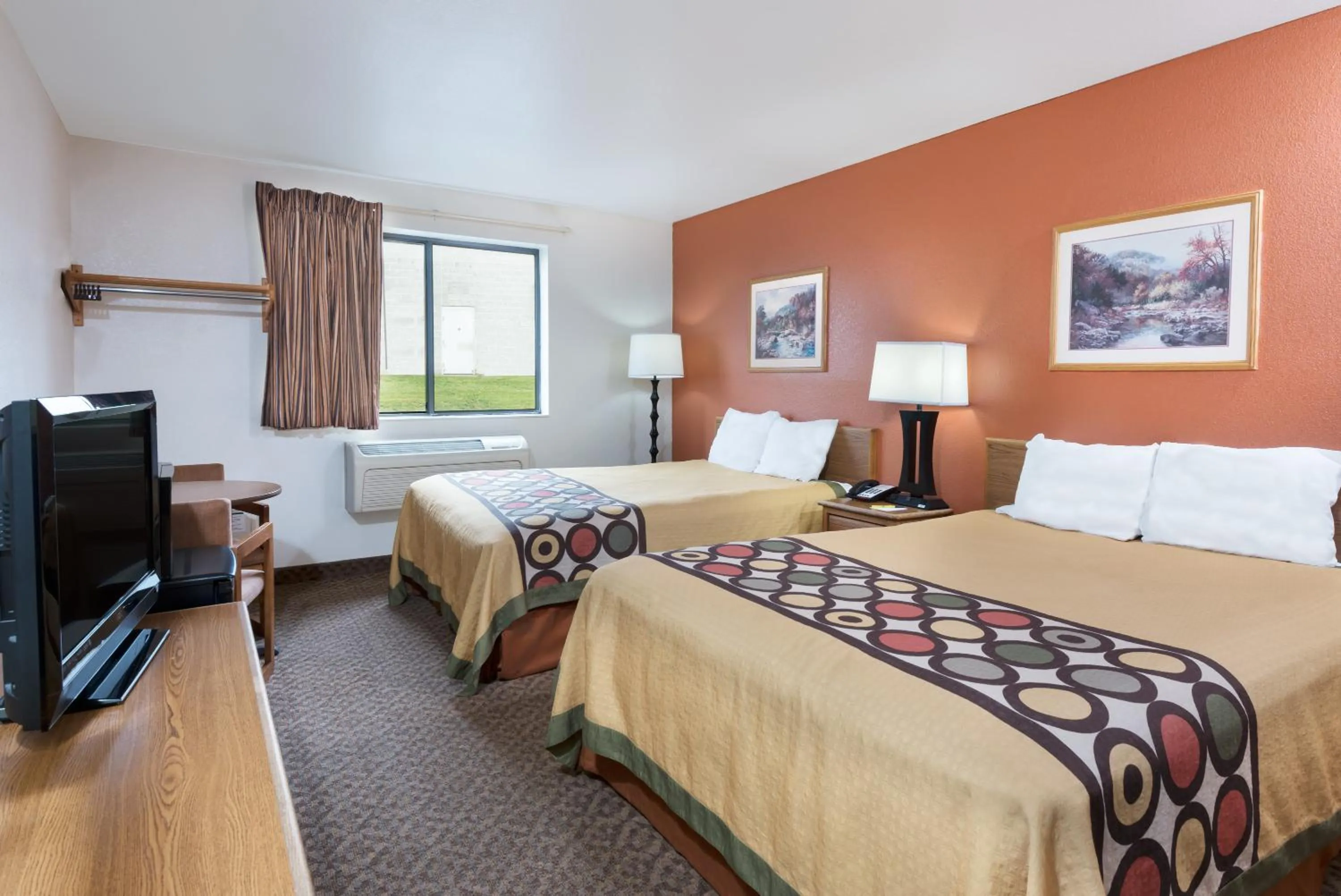 Photo of the whole room, Bed in Super 8 by Wyndham Morgantown