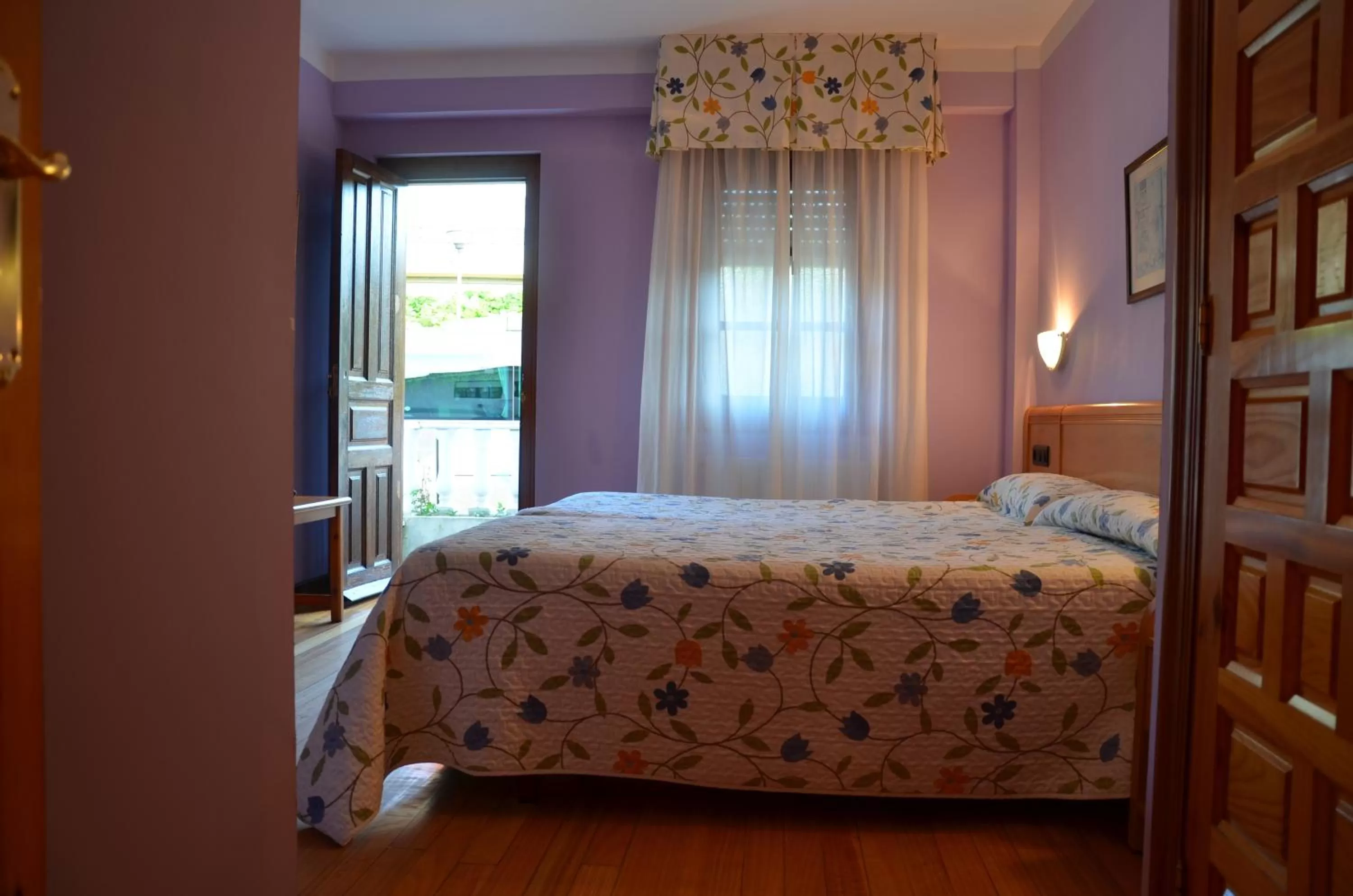 Photo of the whole room, Bed in Hotel Surfances