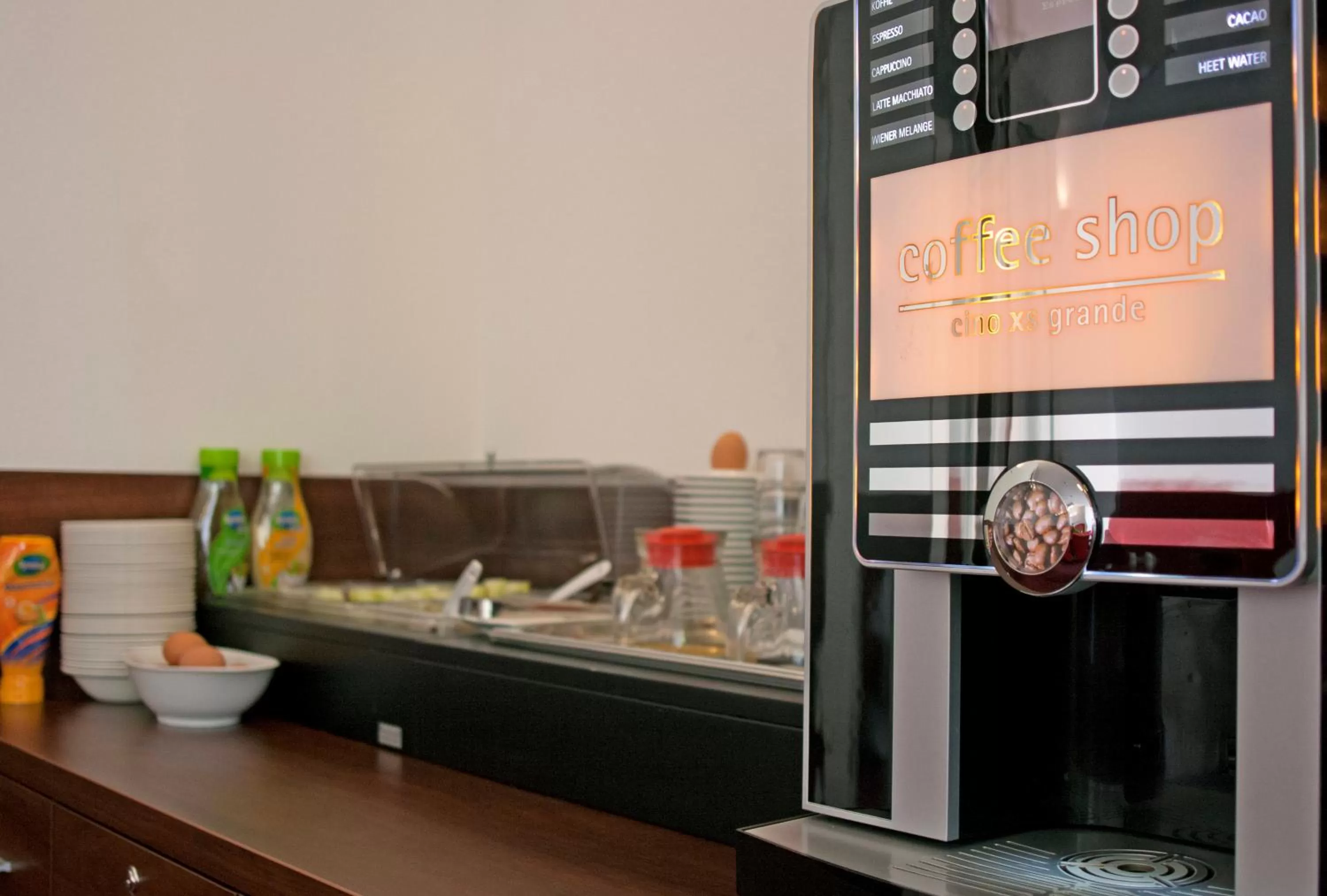 Restaurant/places to eat in Hotel Allure