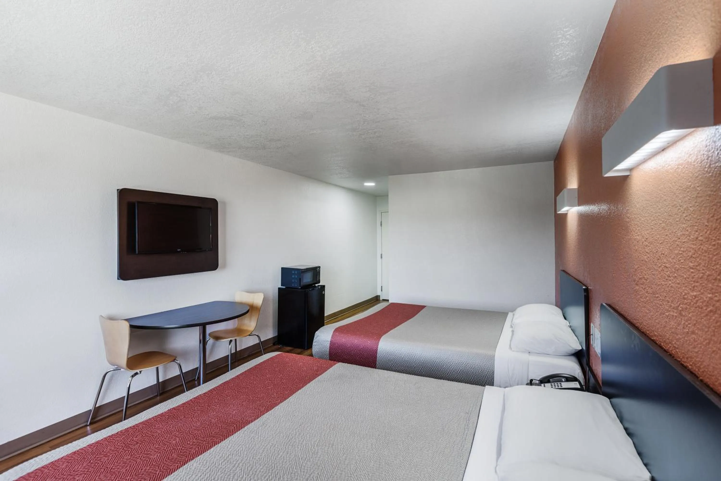 Bedroom, Bed in Motel 6-Bedford, TX - Fort Worth