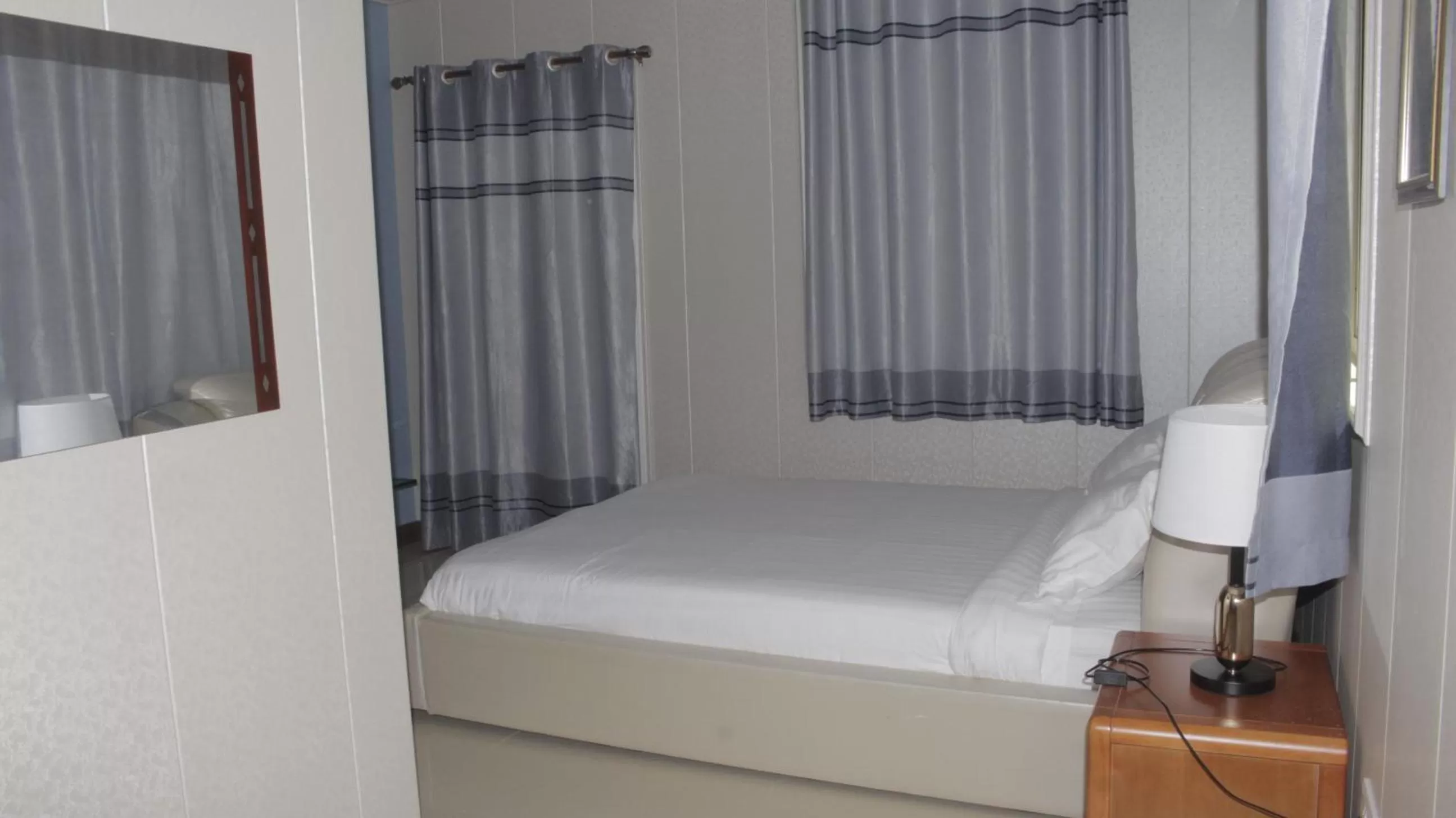 Bedroom, Bed in Riverside Hotel