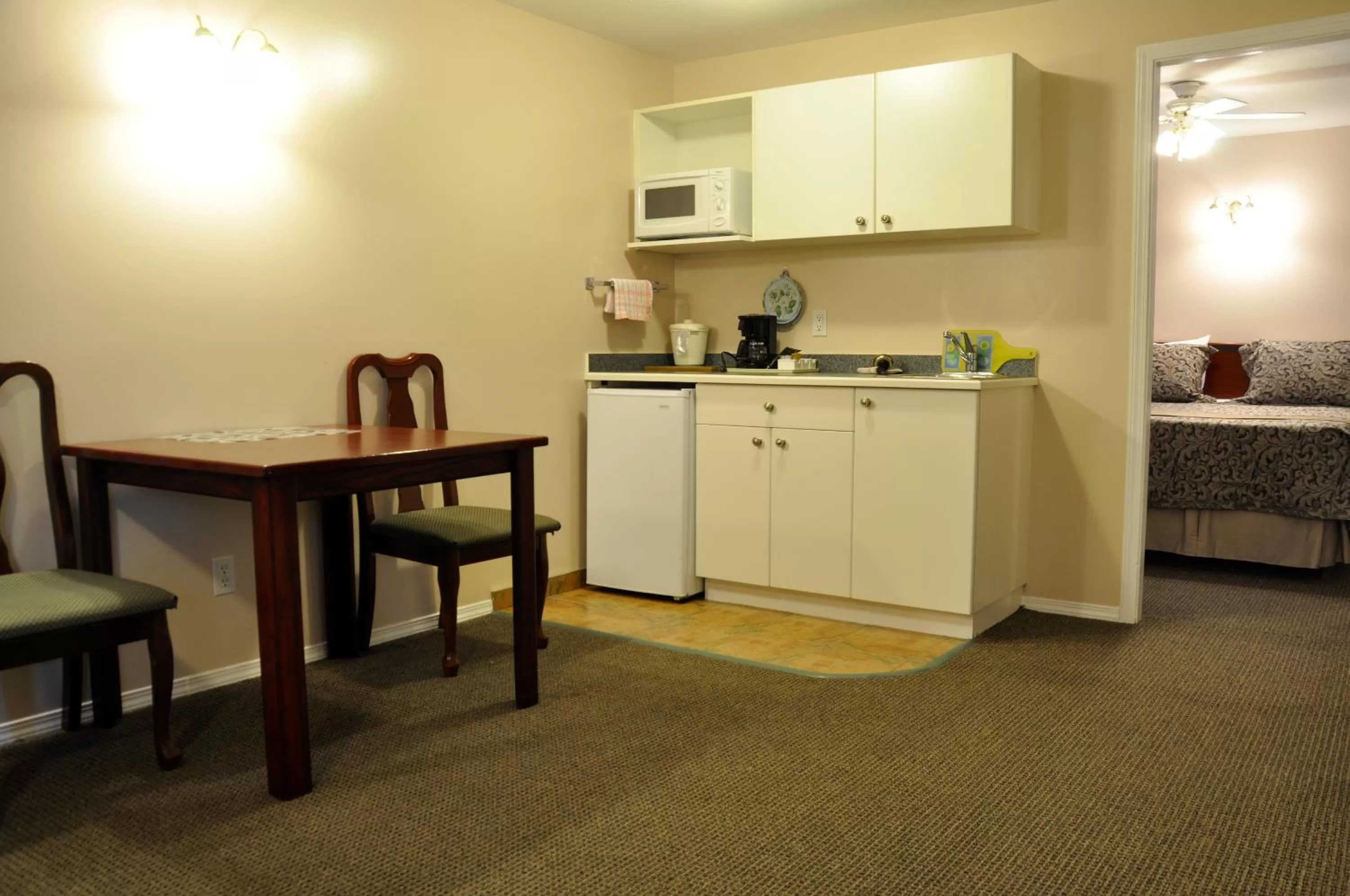 Dining area in Rosedale Motel