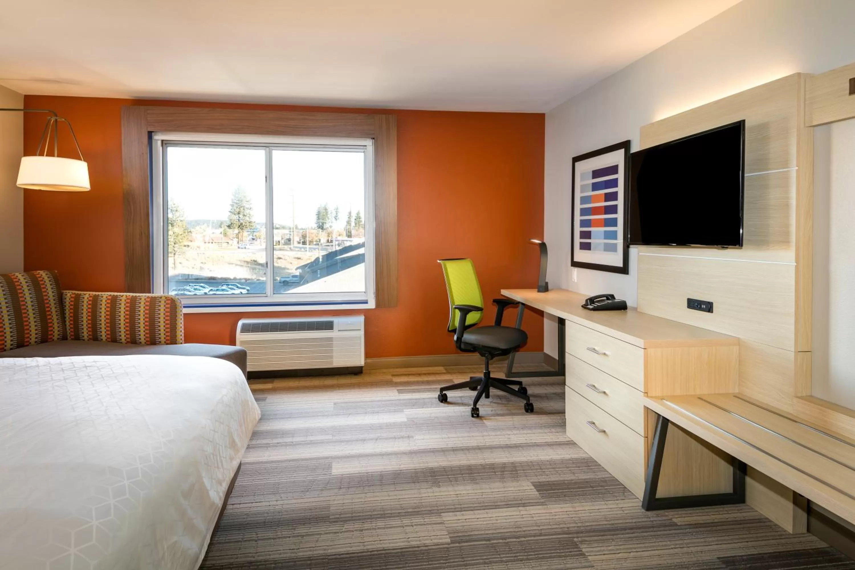 Photo of the whole room, Bed in Holiday Inn Express & Suites - Bend South by IHG