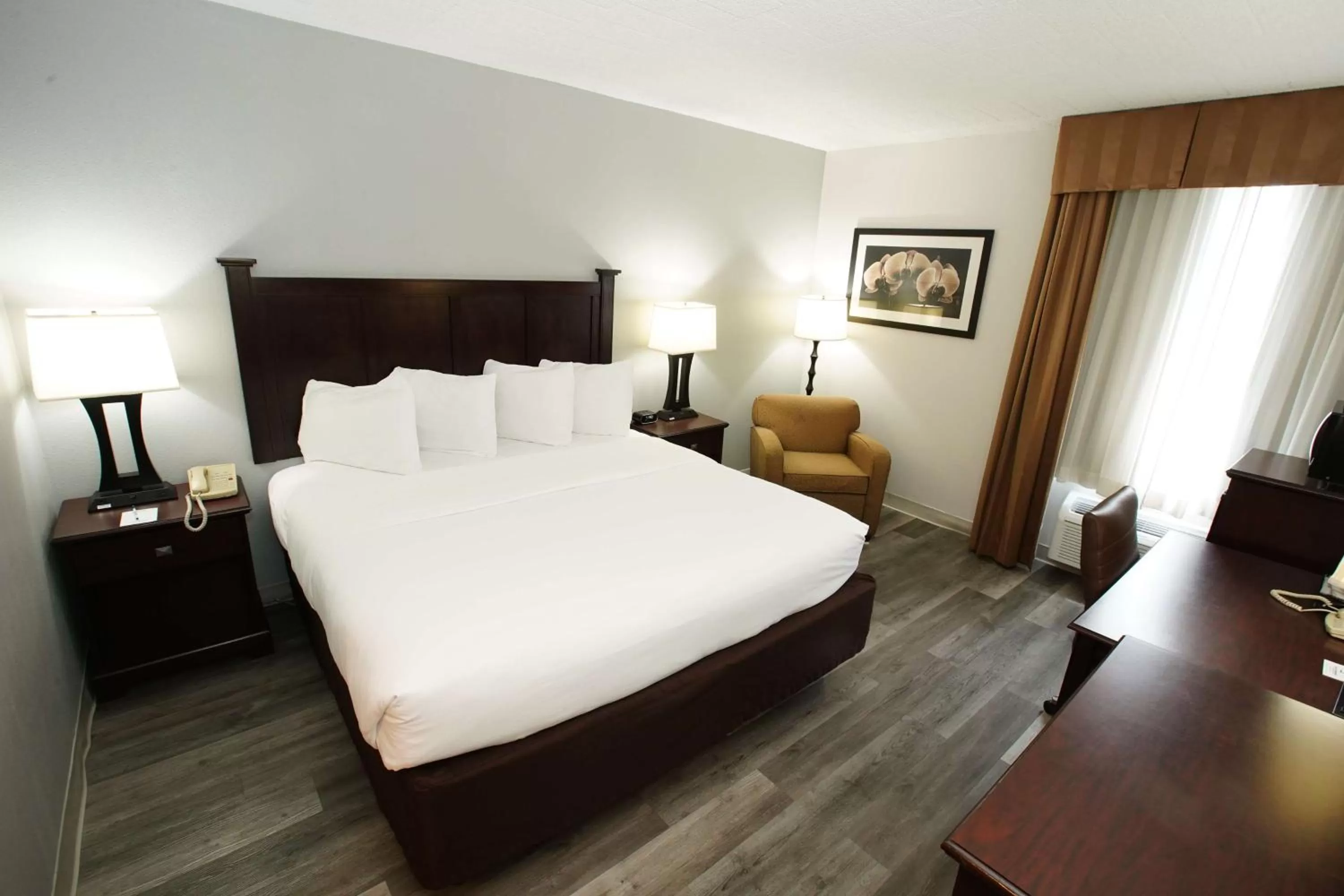 Photo of the whole room, Bed in Best Western Paramus Hotel & Suites