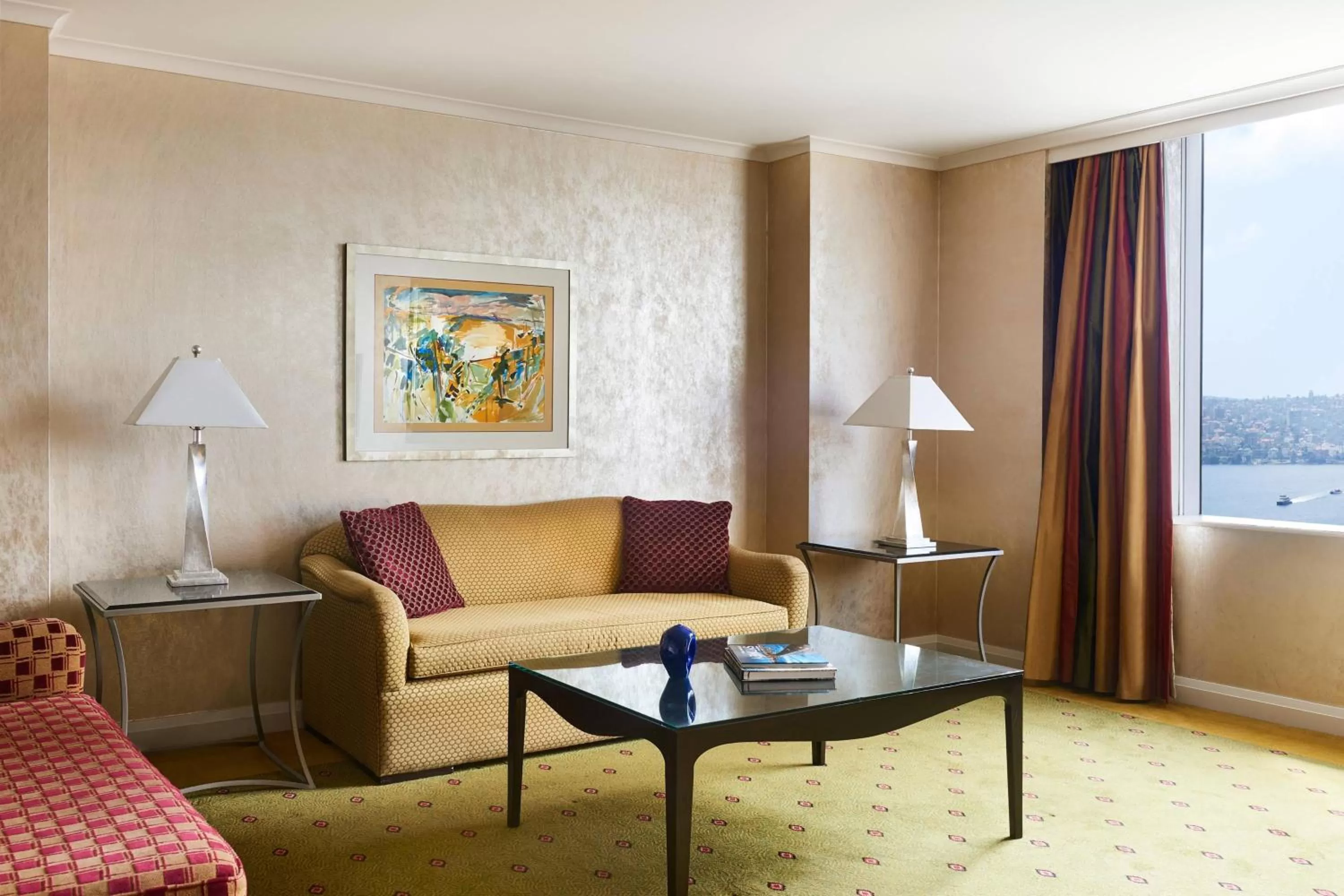 Living room in Sydney Harbour Marriott Hotel at Circular Quay