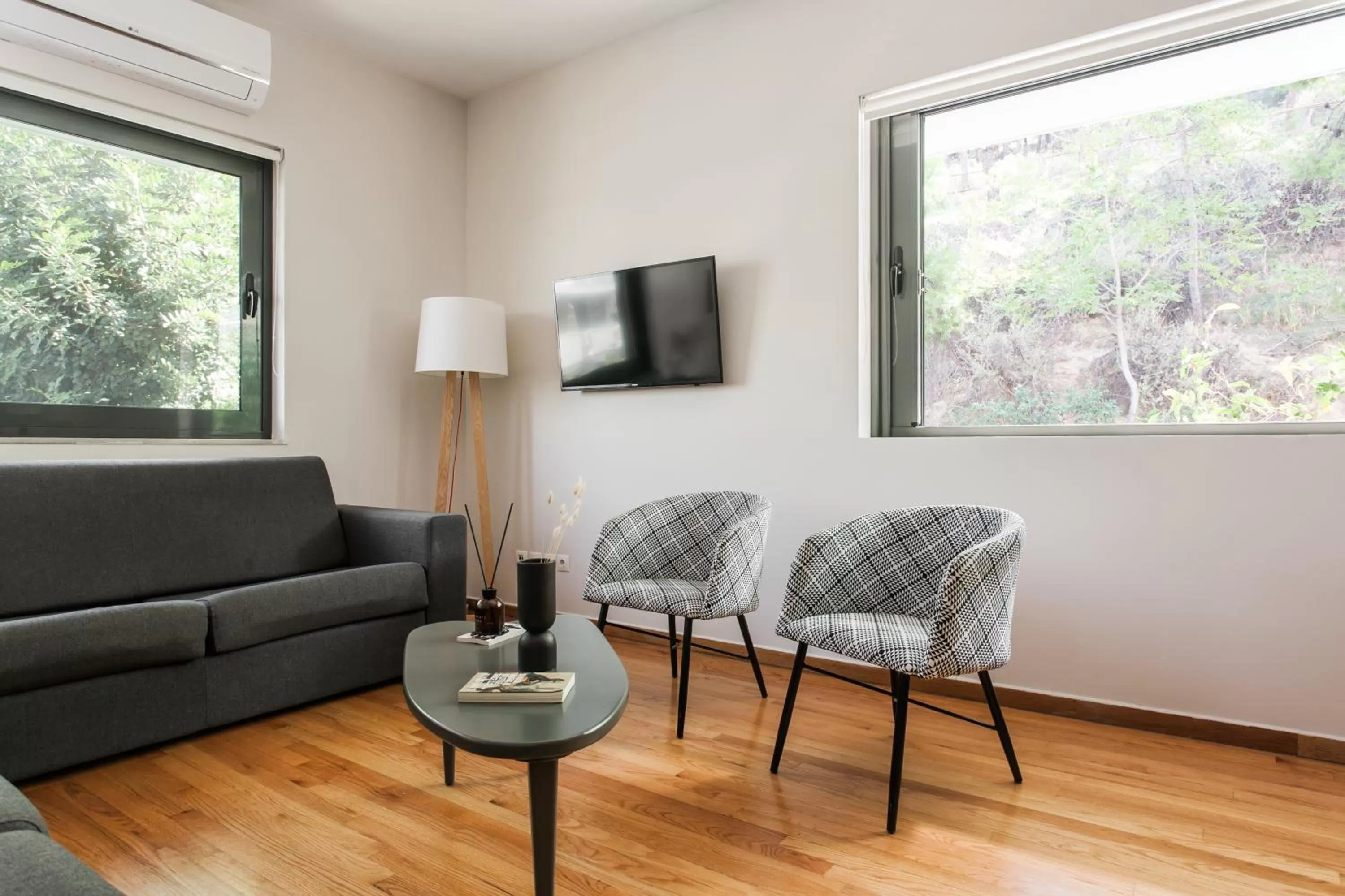 Living room, Seating Area in ZOIA The Hill by UPSTREET