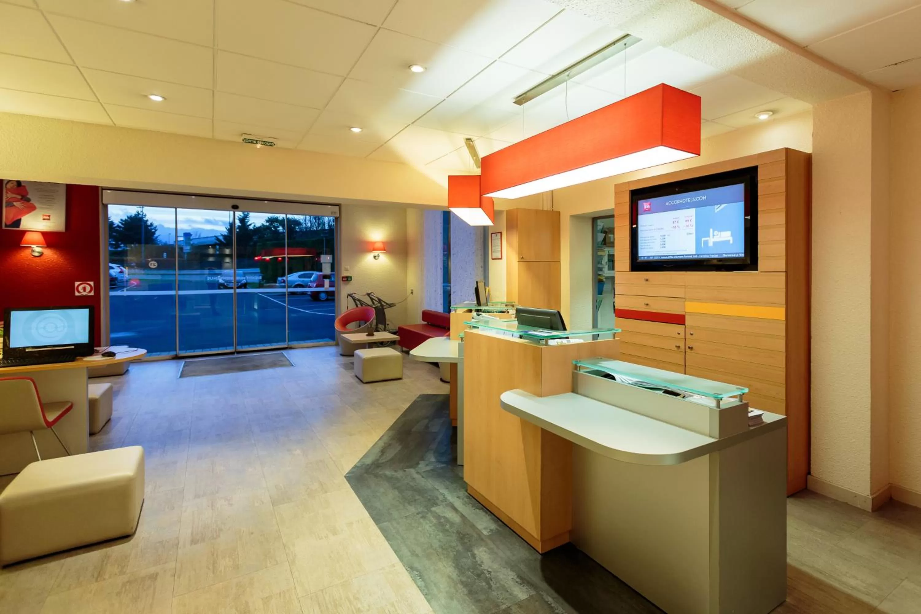 Lobby or reception in ibis Clermont Ferrand Sud Herbet