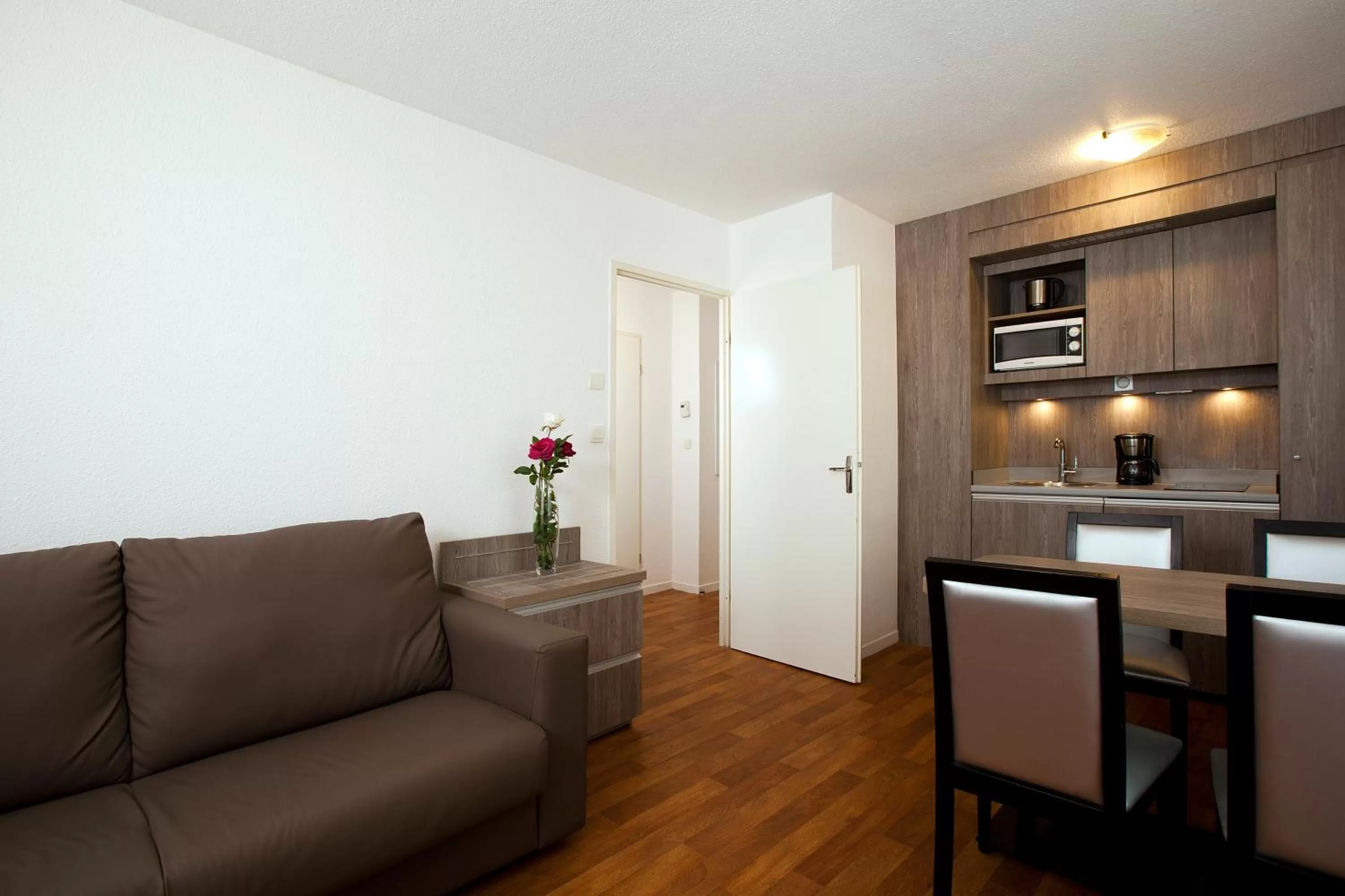 Kitchen or kitchenette in Séjours & Affaires Reims Clairmarais