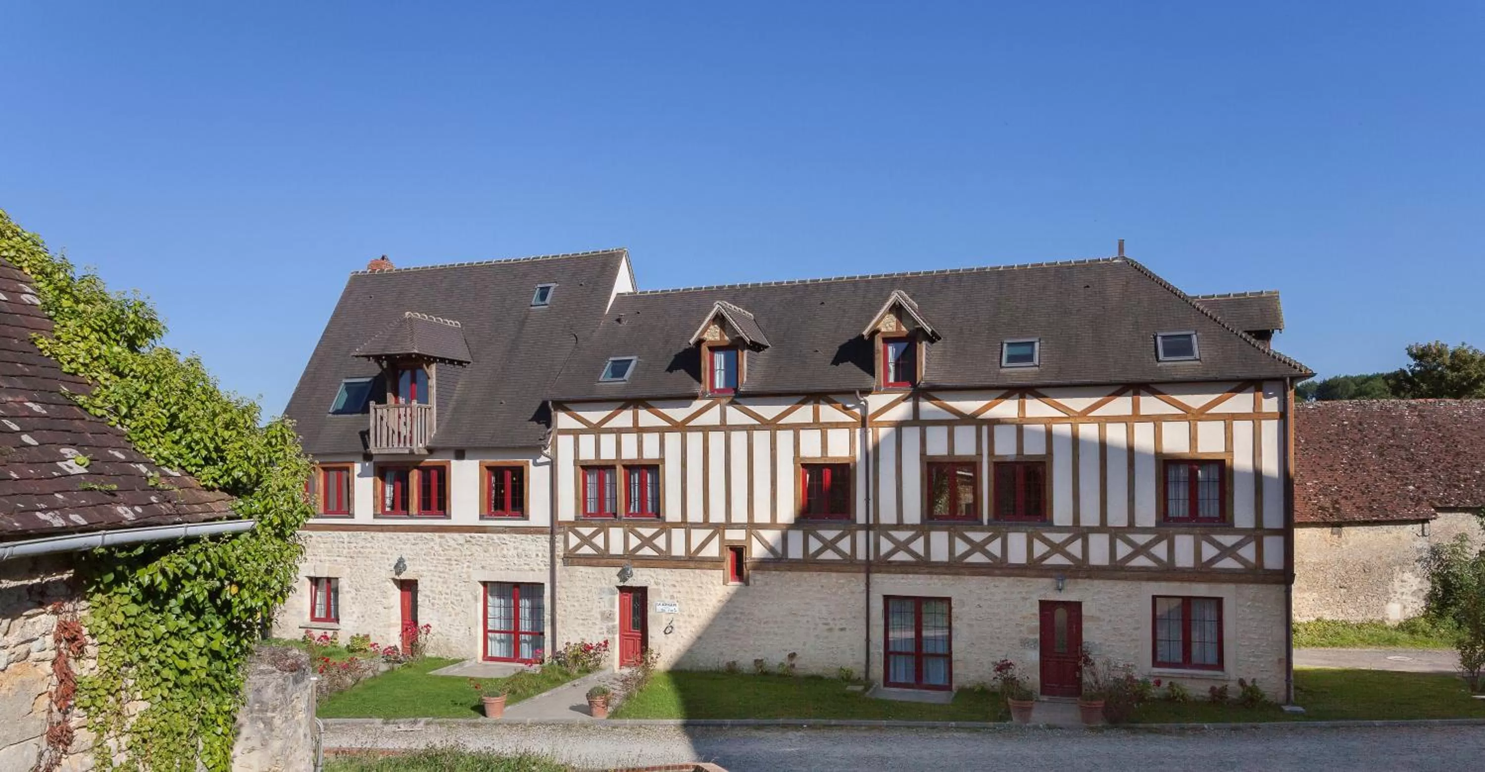 Facade/entrance, Property Building in Hôtel Résidence Normandy Country Club by Popinns