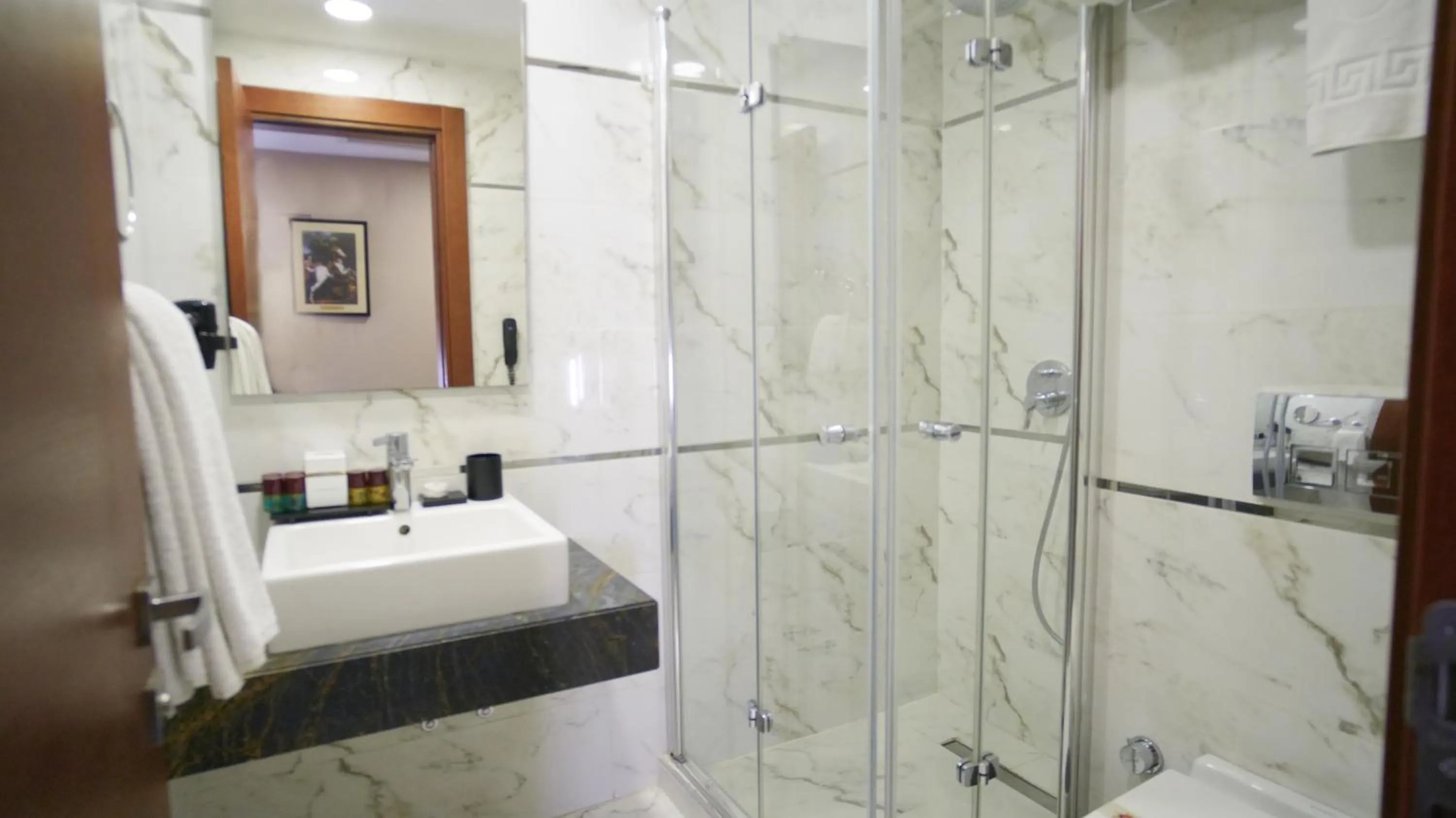 Shower in Dosso Dossi Hotels Old City