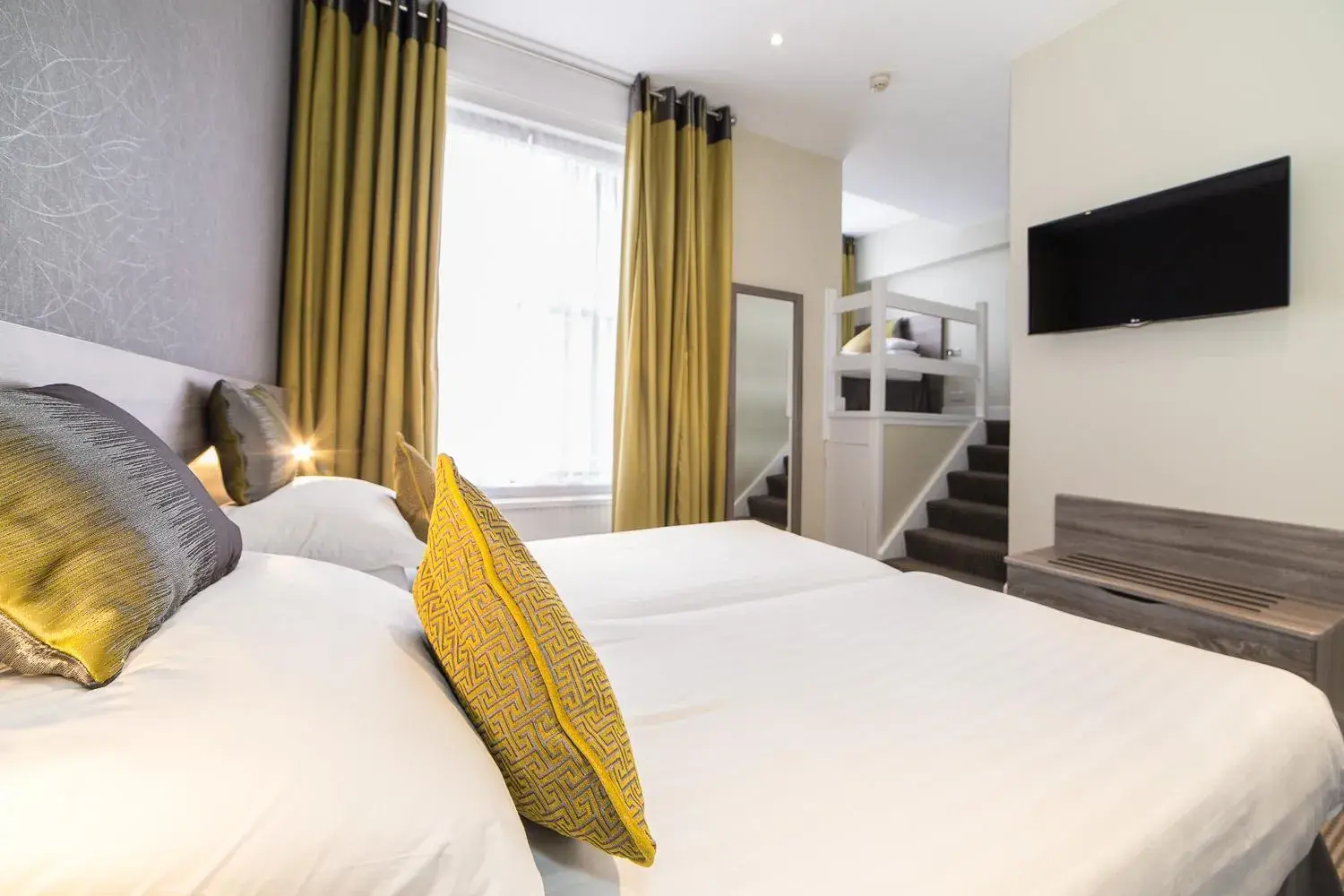 Triple Room in Phoenix Hotel Triple Room in Phoenix Hotel