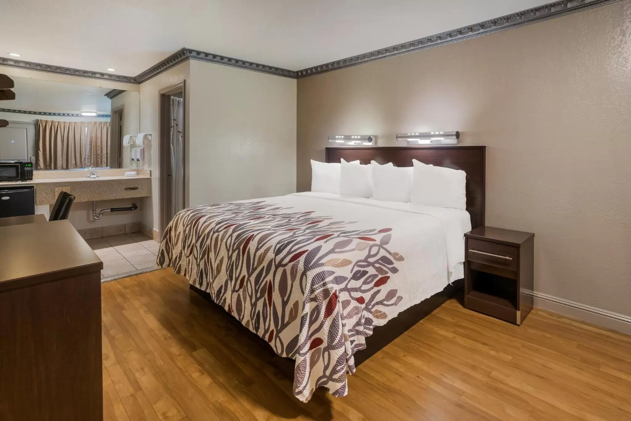 Photo of the whole room, Bed in Red Roof Inn Stockton