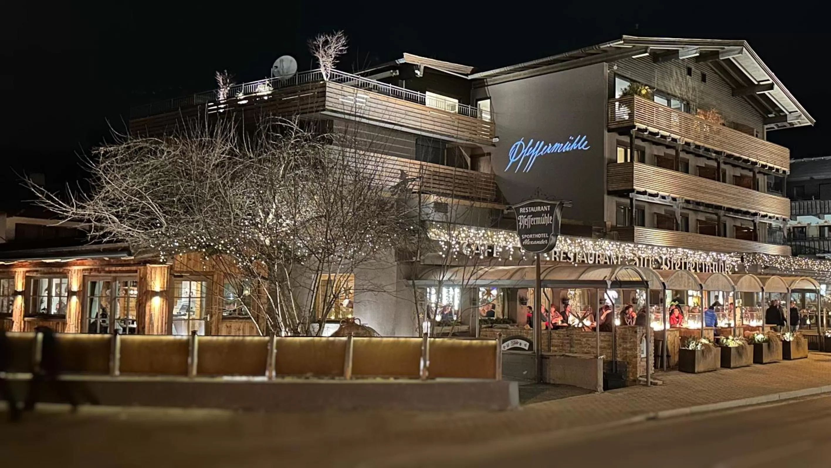 Property building in Hotel Alexander