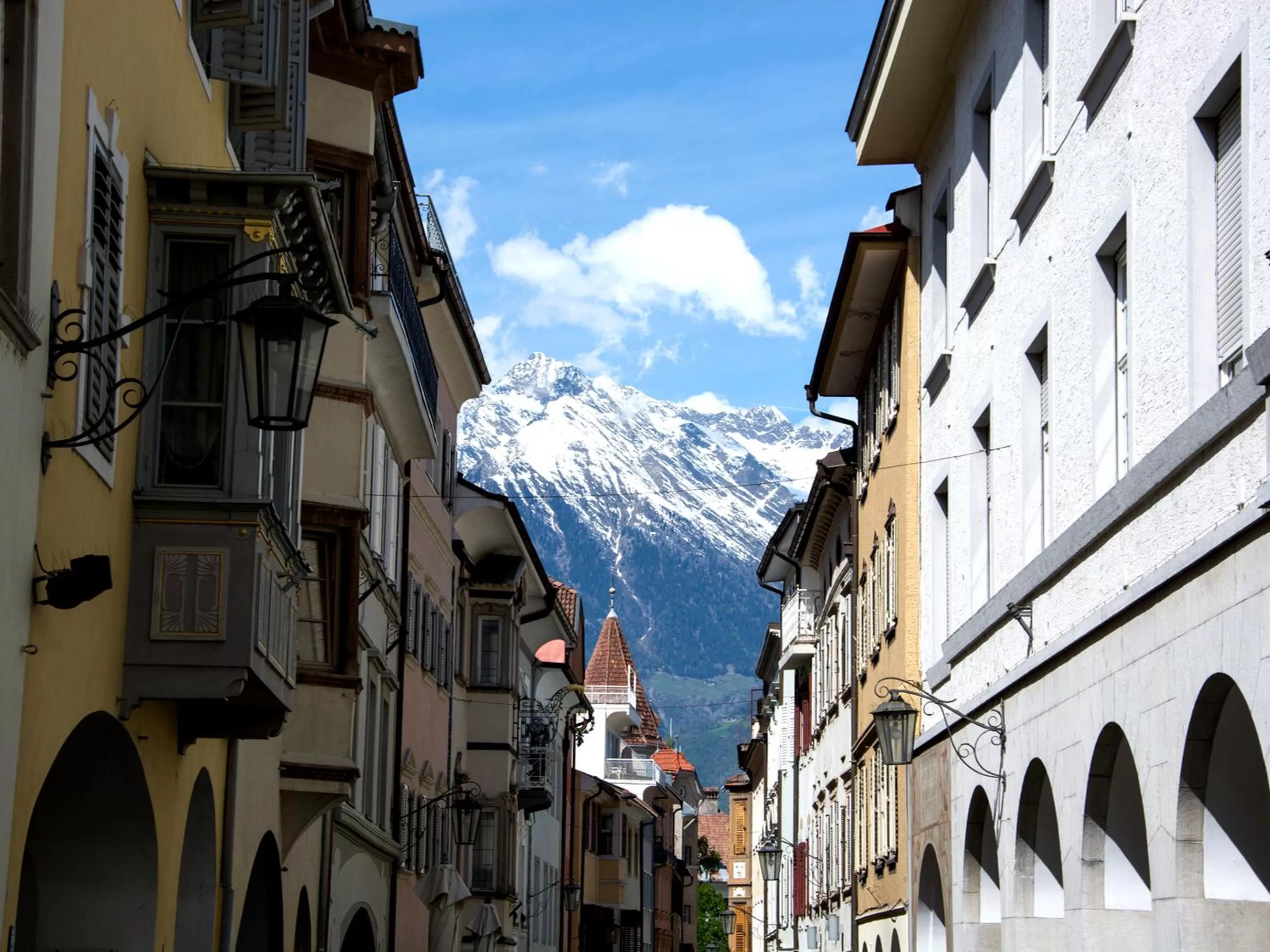 Shopping Area, Neighborhood in Flora Hotel & Suites