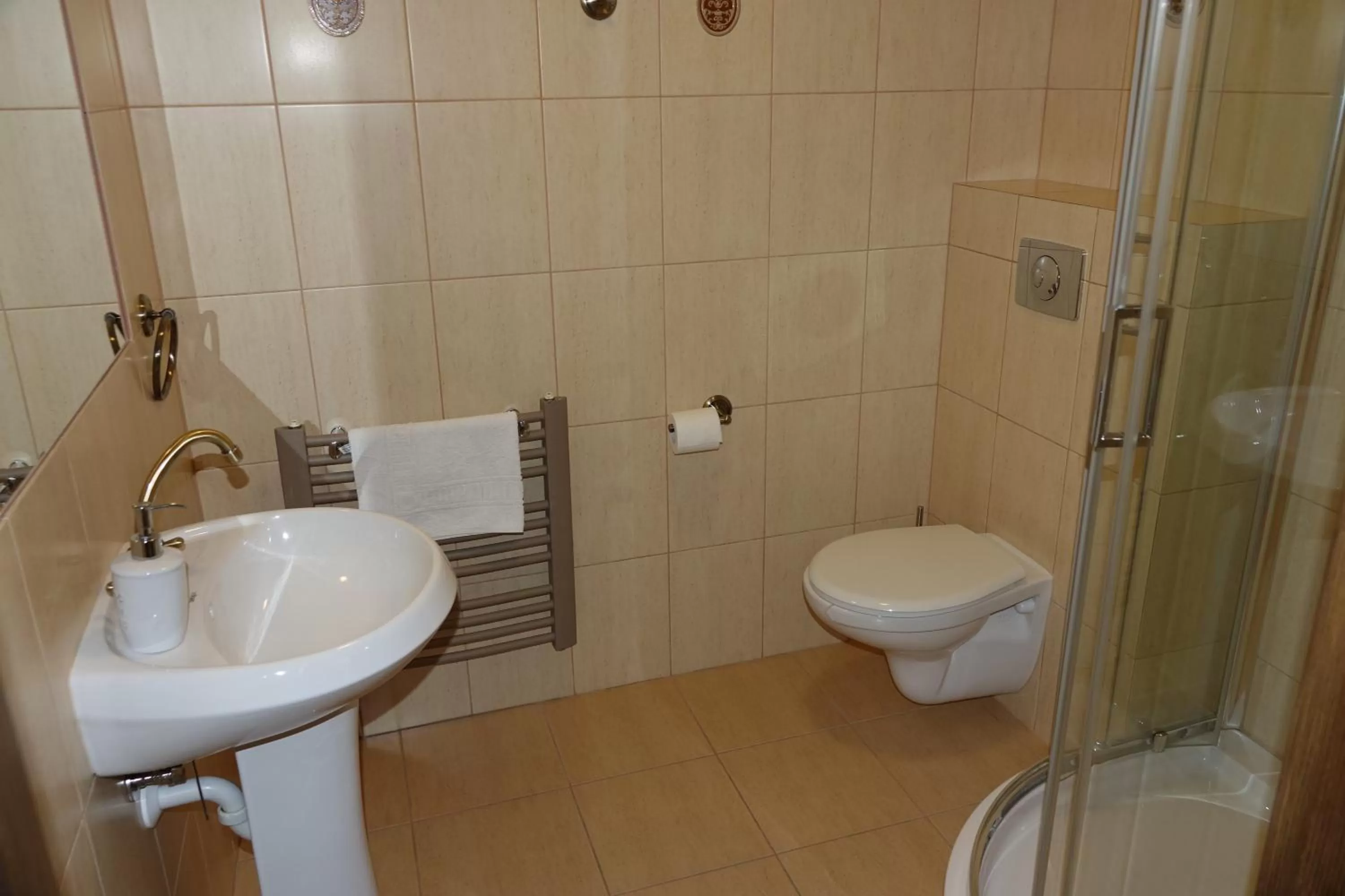 Gościniec Dworski w Ropie - Pokoje gościnne