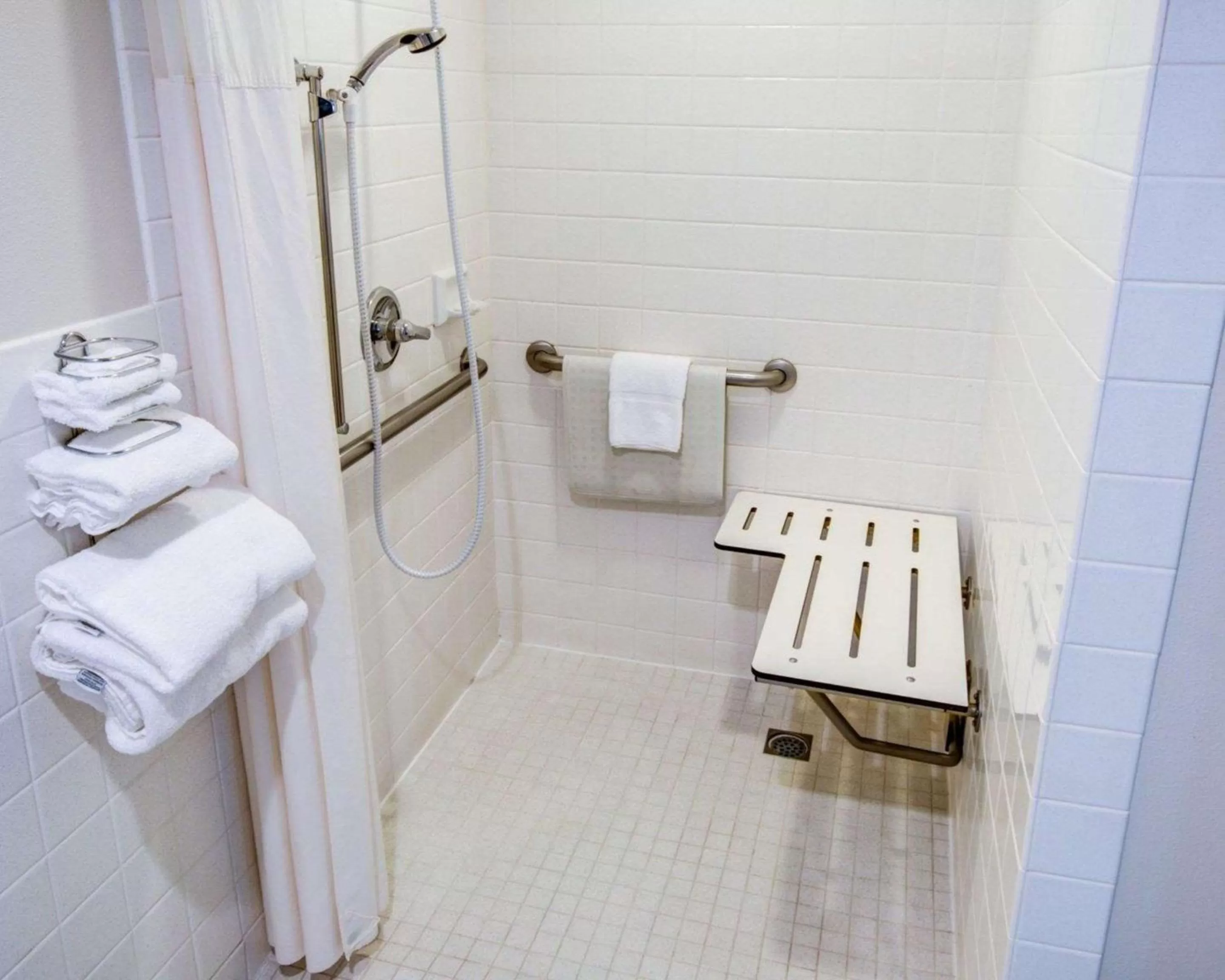 Photo of the whole room in Comfort Inn Redding Near I-5