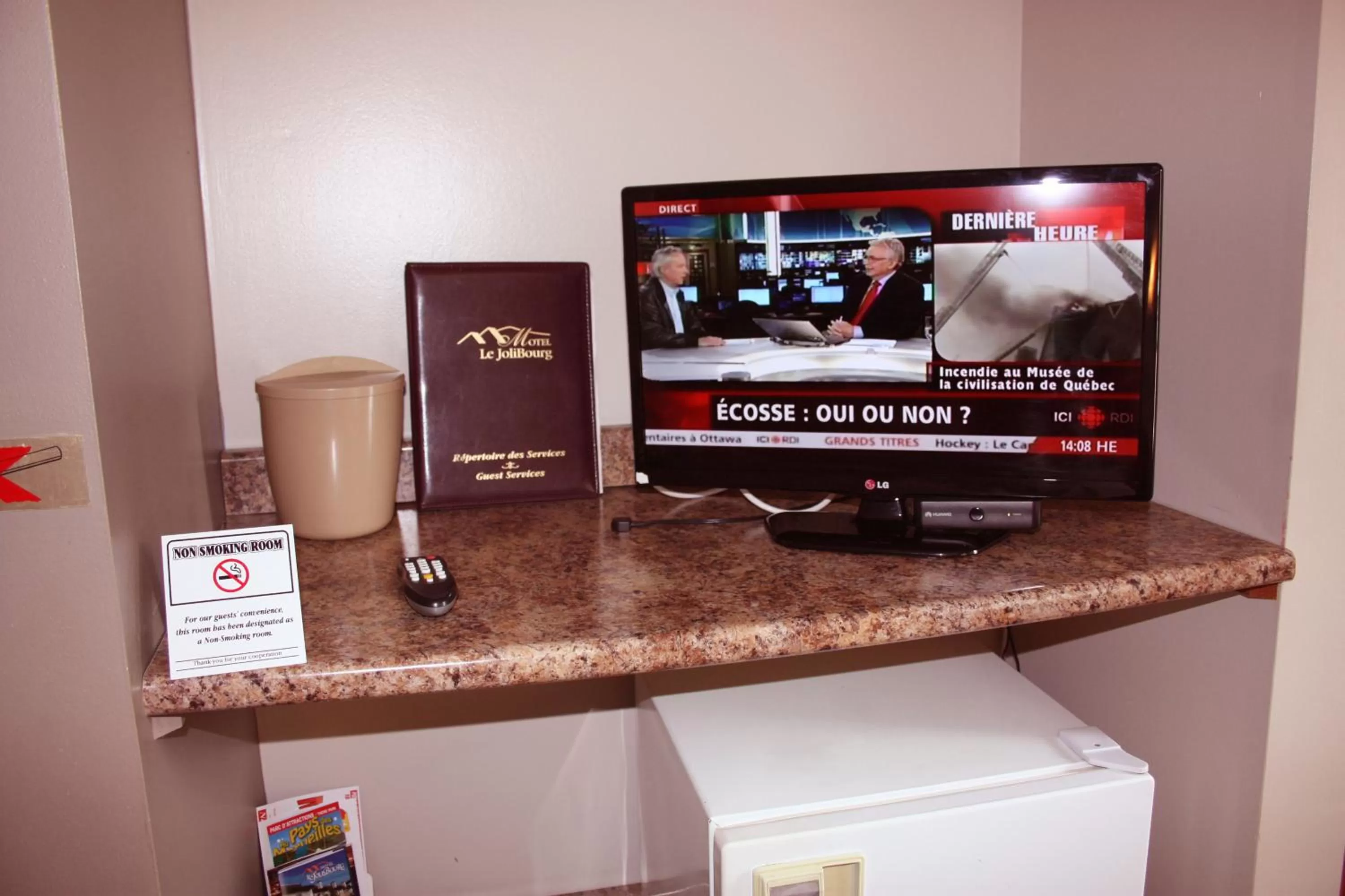 TV and multimedia in Motel Le JoliBourg