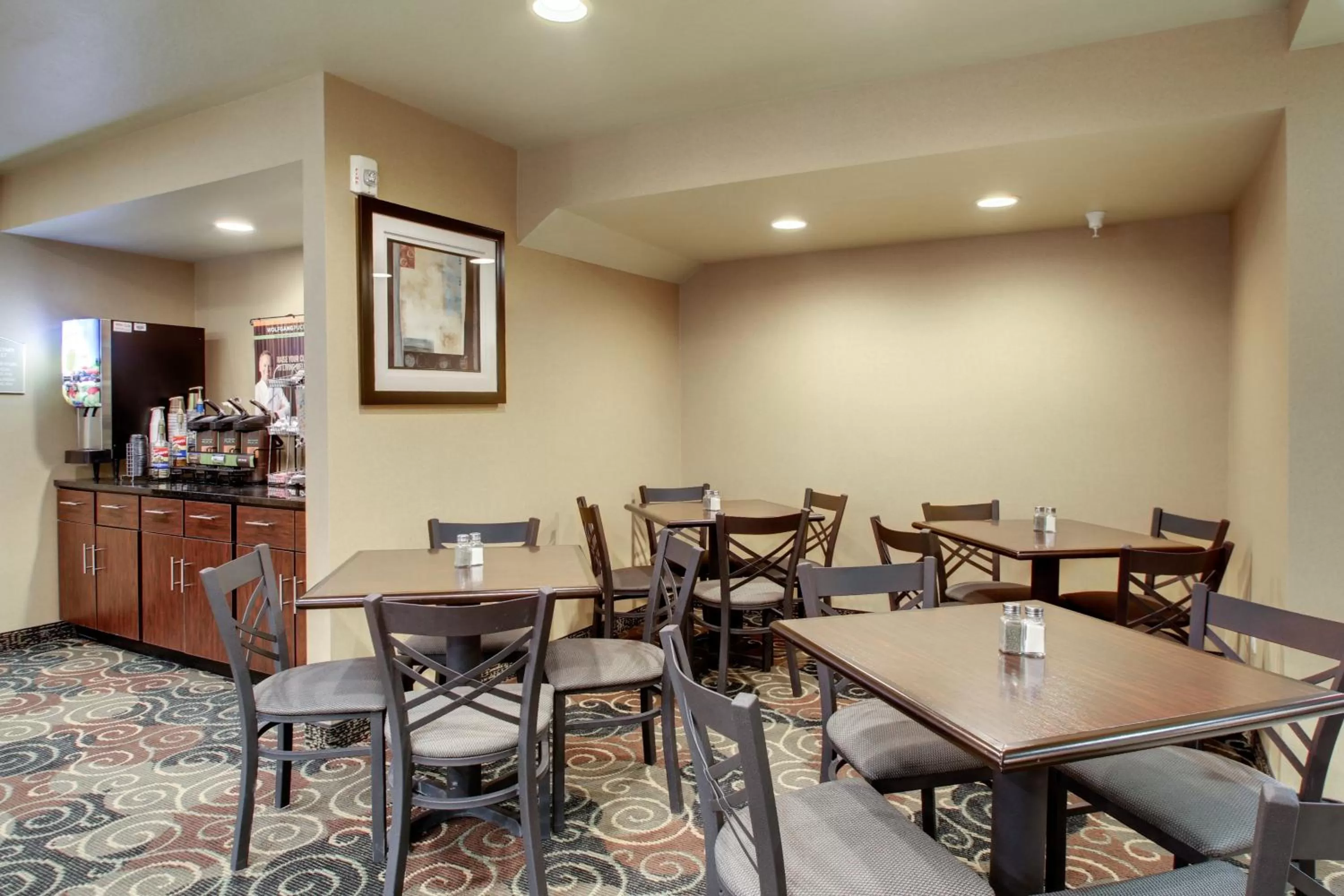 Buffet breakfast in Cobblestone Inn & Suites - Schuyler