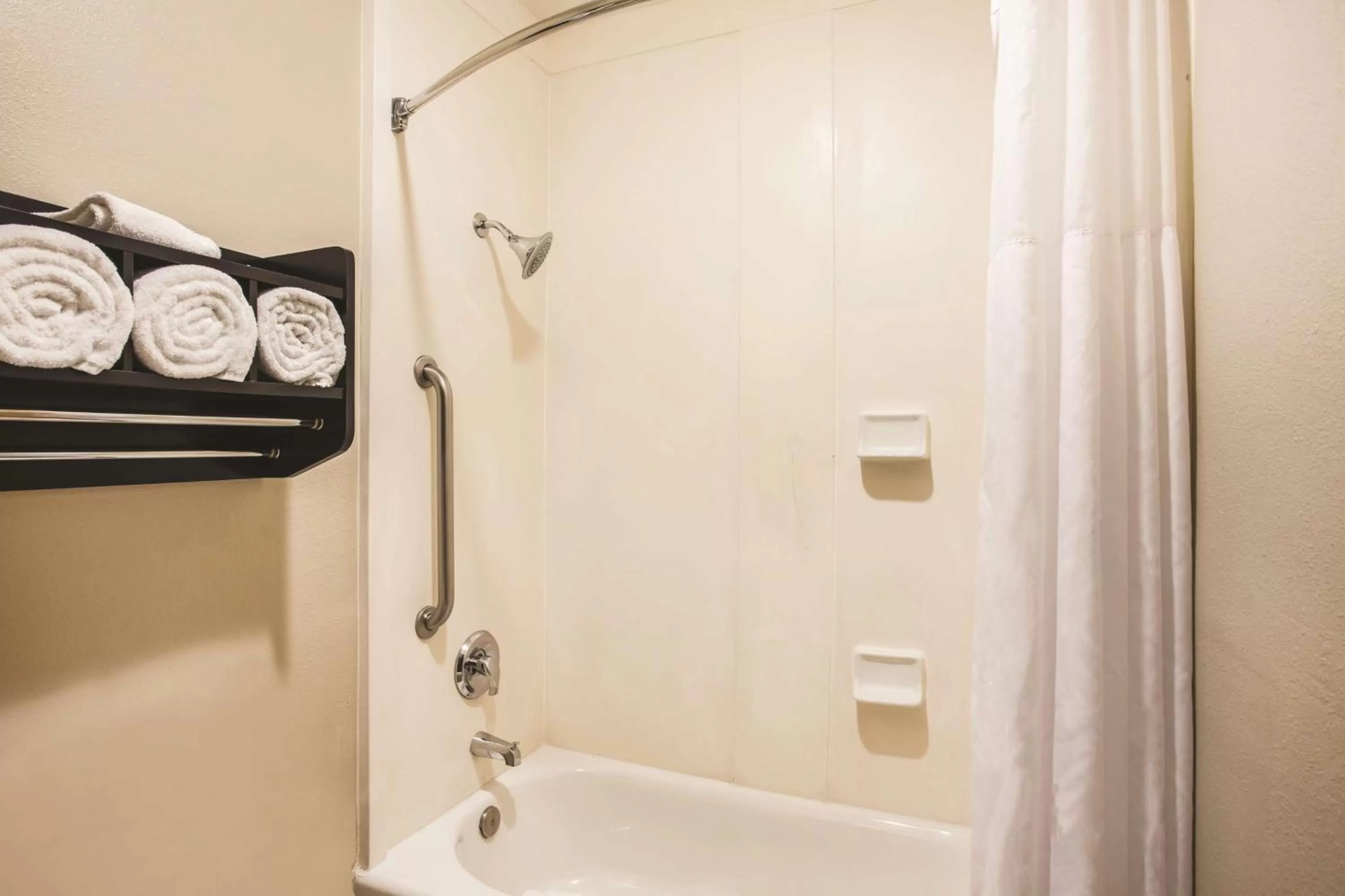 Bathroom in La Quinta by Wyndham Carlsbad - Legoland Area