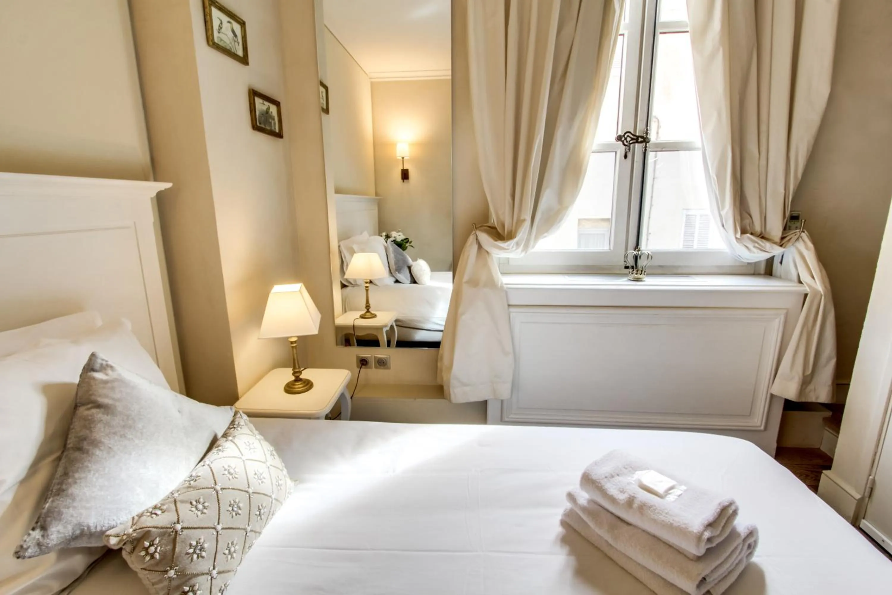 Bedroom, Bed in Les Quatre Dauphins