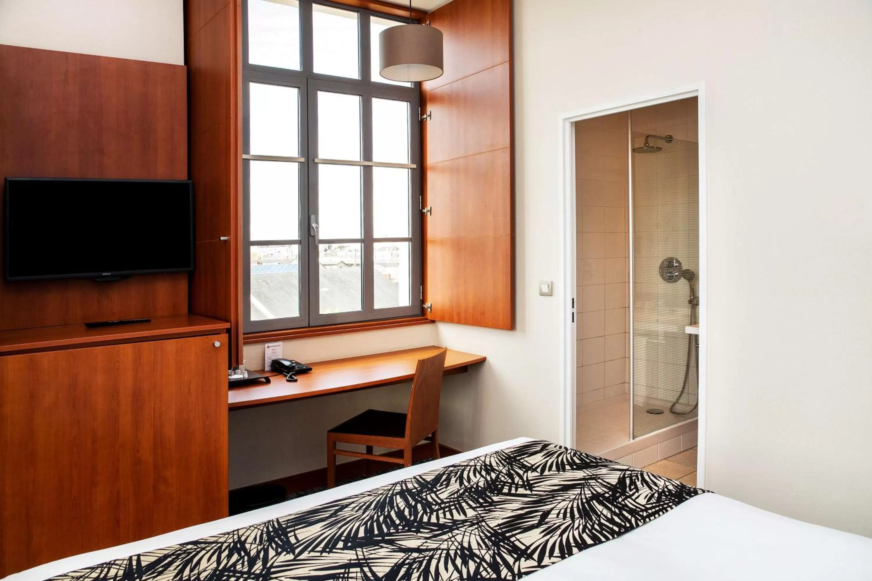 Shower, Bed in Best Western Plus Hôtel Colbert