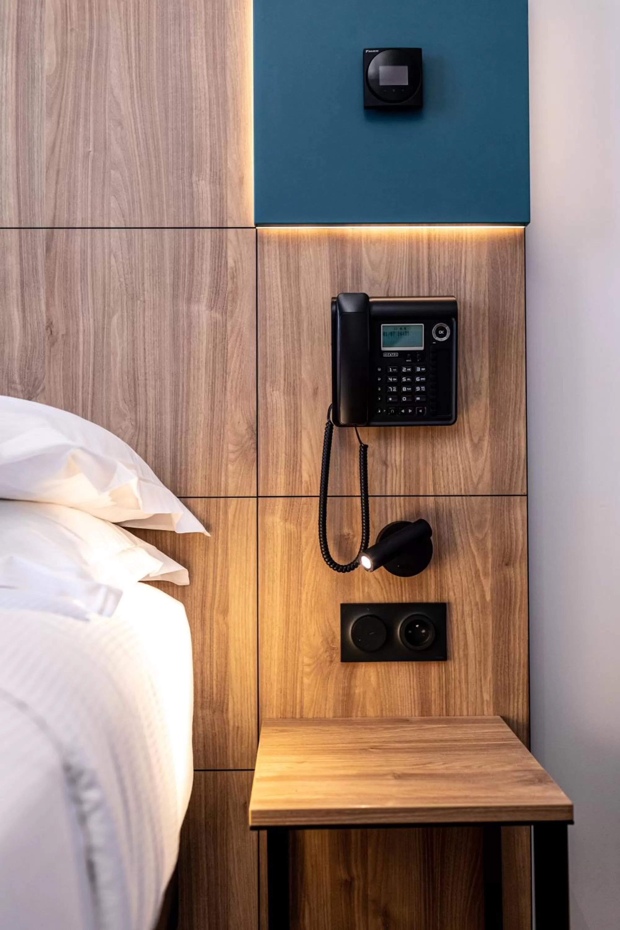 Bed in Hôtel de Bellevue Paris Gare du Nord