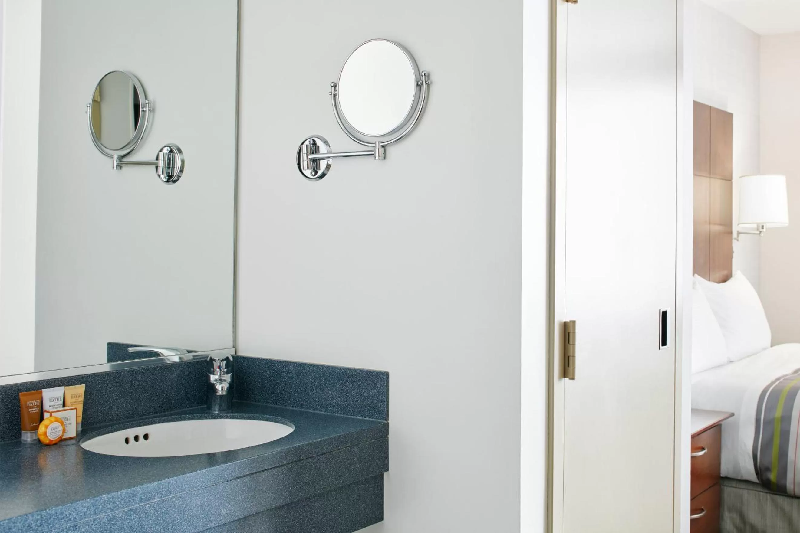 Bathroom, Bed in Club Quarters Hotel Embarcadero, San Francisco