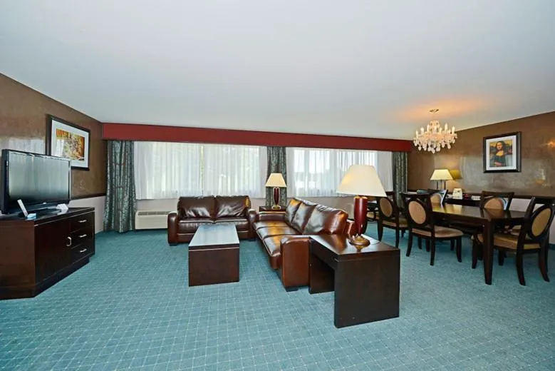 Communal lounge/ TV room in Causeway Bay Hotel