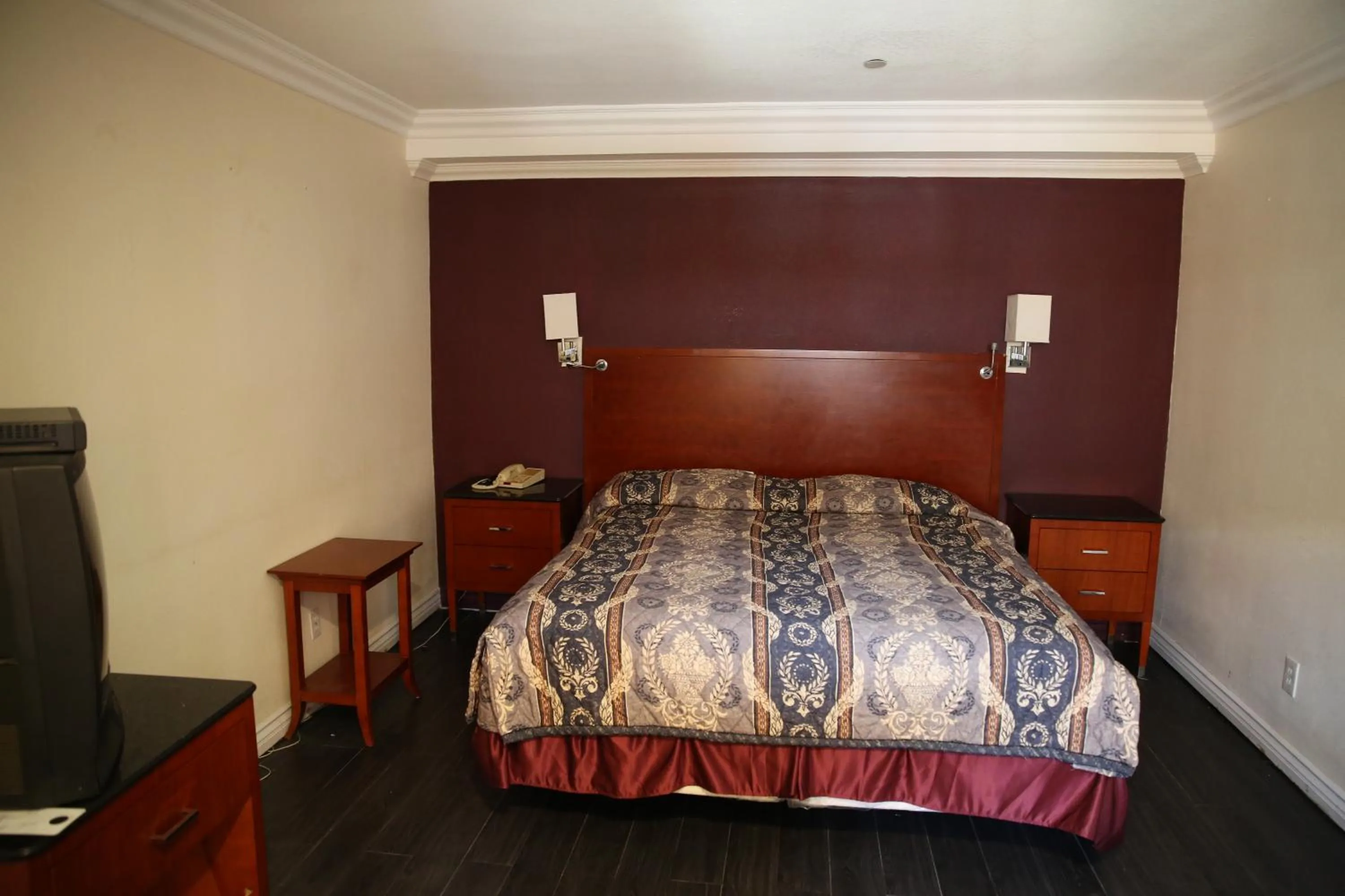 Bed in Chateau Inn & Suites