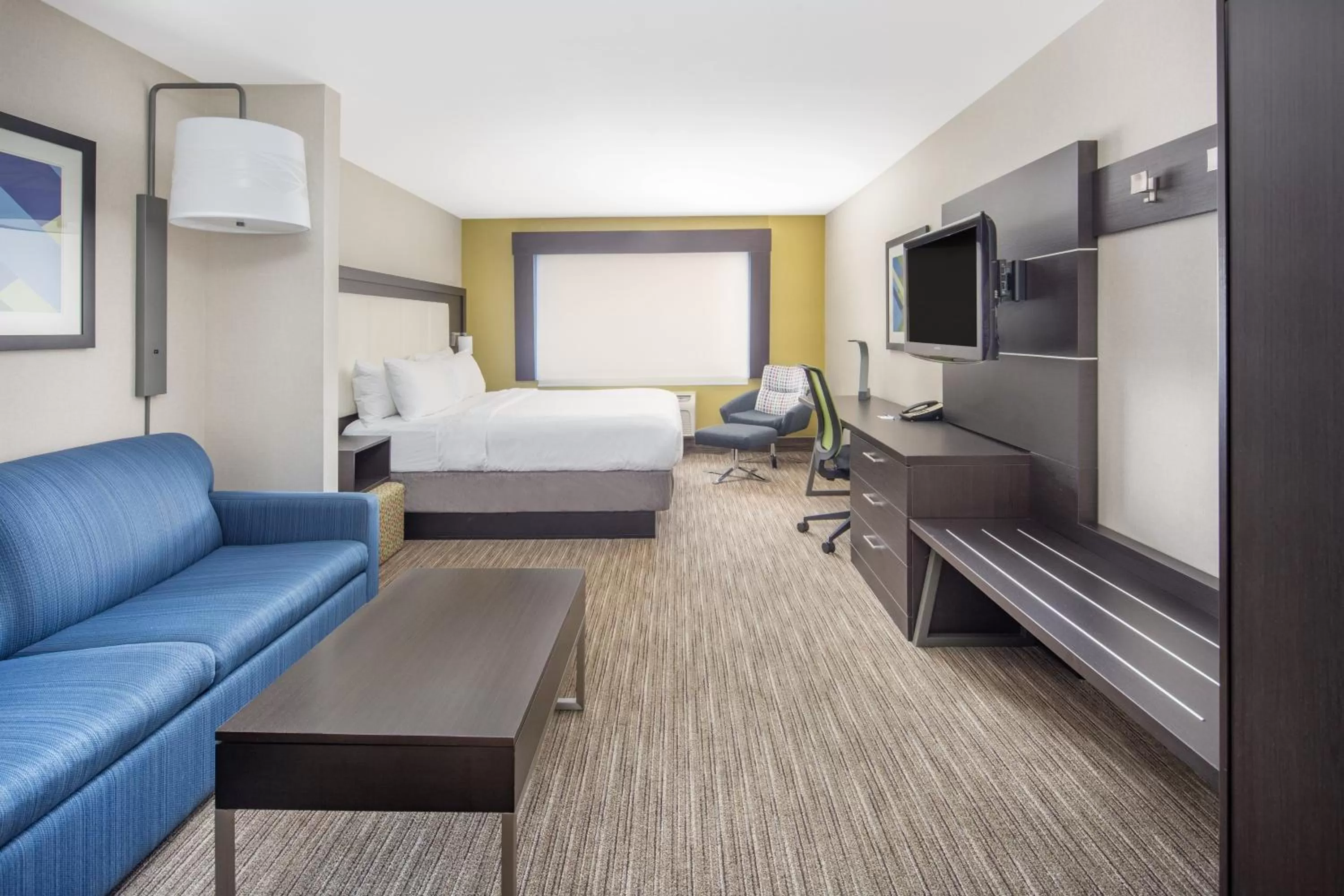 Photo of the whole room, Bed in Holiday Inn Express Hotel & Suites Bishop by IHG