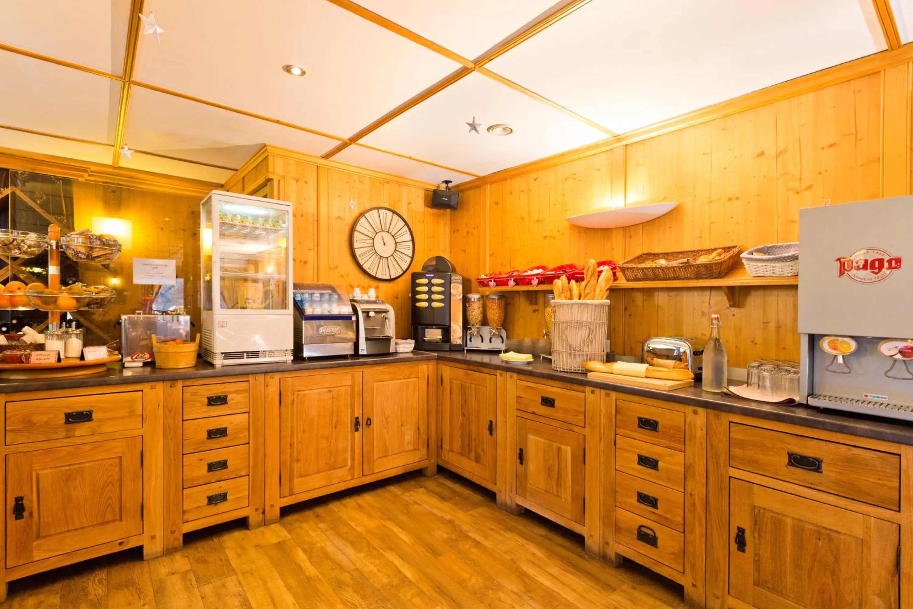 Continental breakfast, Kitchen/Kitchenette in Hotel La Montagne