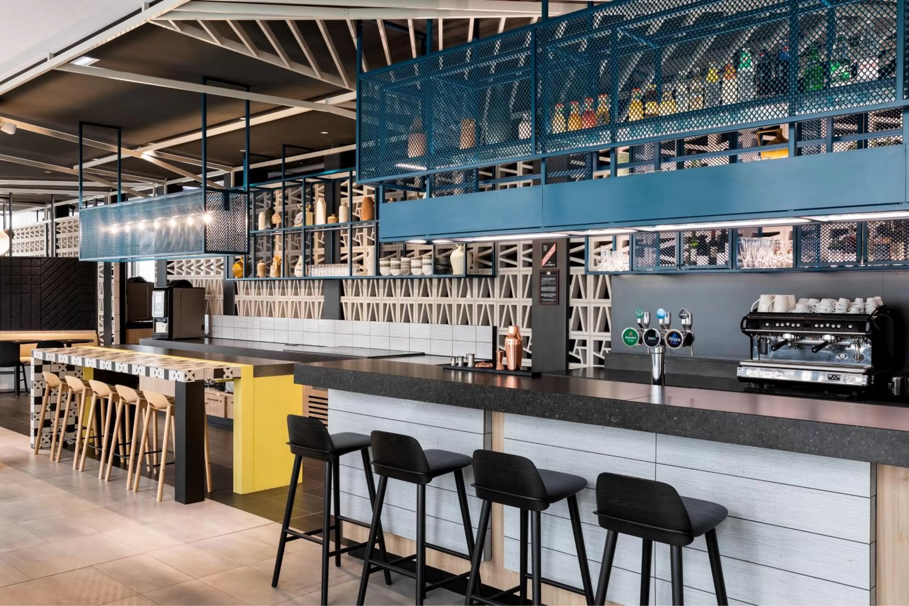 Lounge or bar in Courtyard by Marriott Paris Creteil