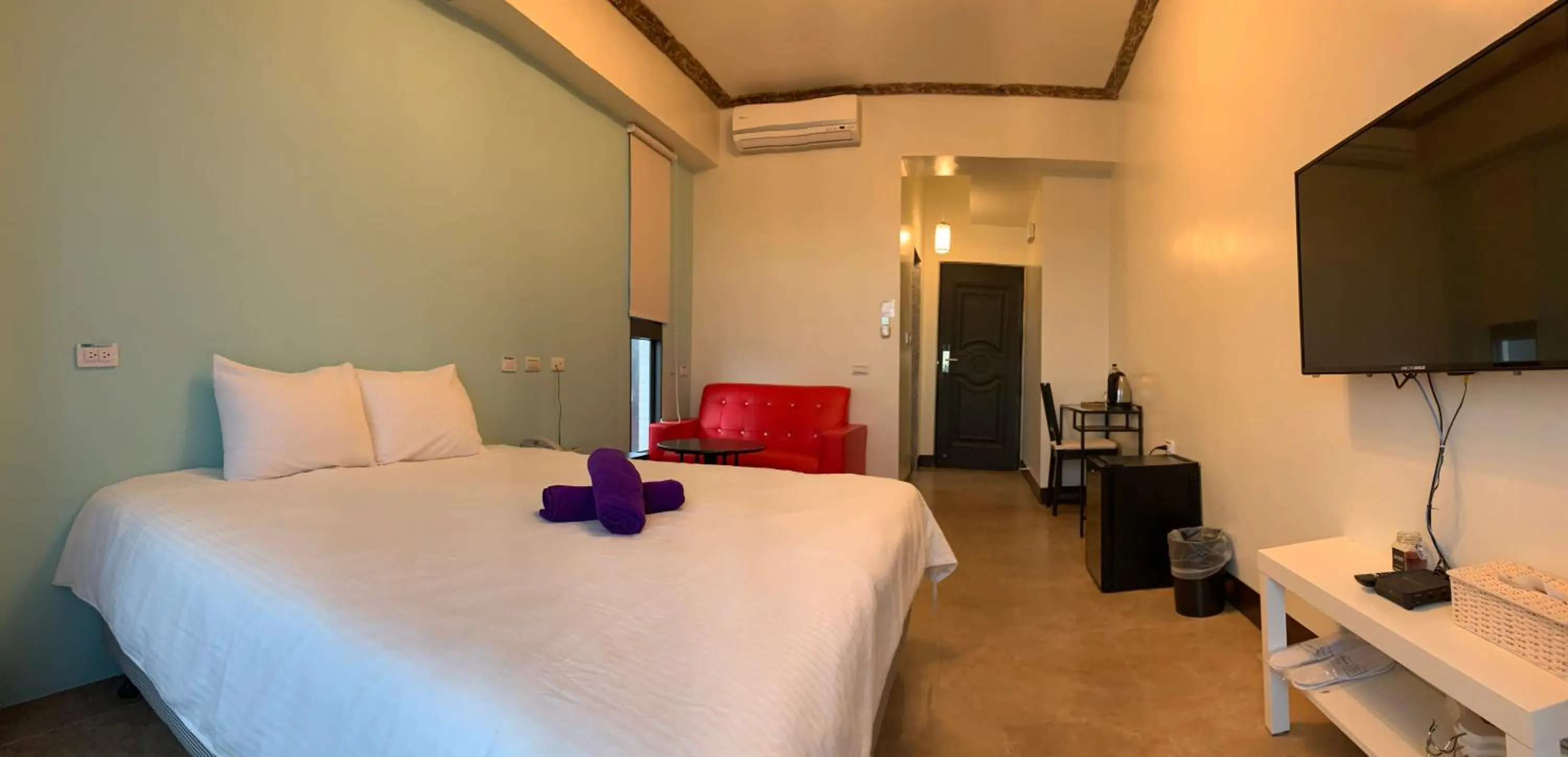 Photo of the whole room, Bed in 墾丁秋莊會館 附限量停車位 不保證有位置 無法事先預留 背包房無車位 預訂後記得加Line聯繫